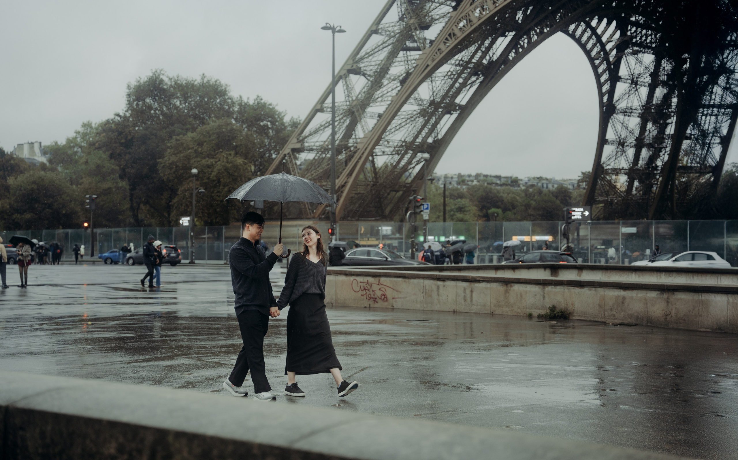 Margaret & Max in Rainy Paris. Фотограф в Париже Полина Осипова