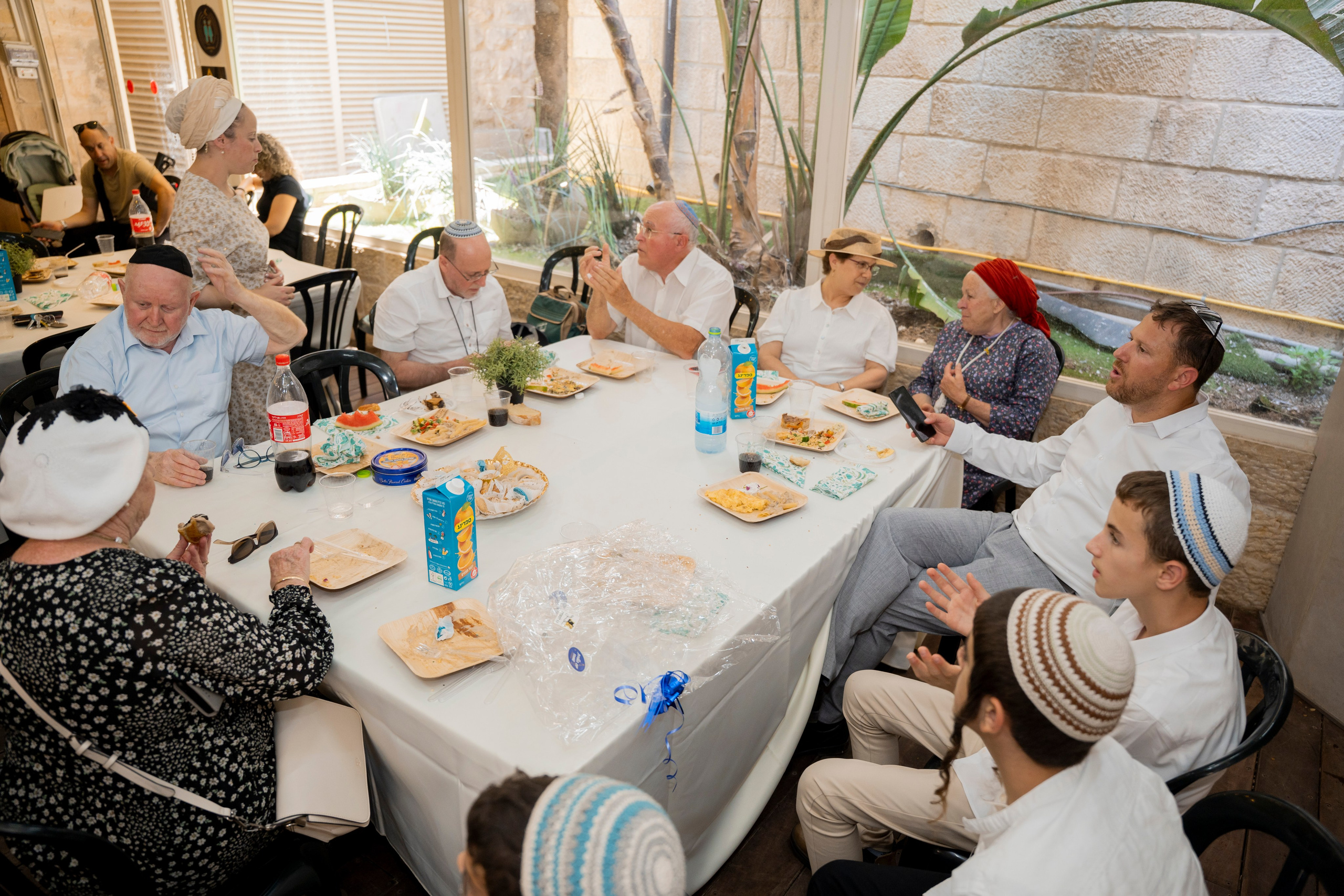 הנחת התפילין רפאל לוי. יוסף מזרחי צילום חתונה, ברית וזוגיות. צלם מקצועי שאוהב להוציא אתכם הכי יפים ברגעים הכי מרגשים