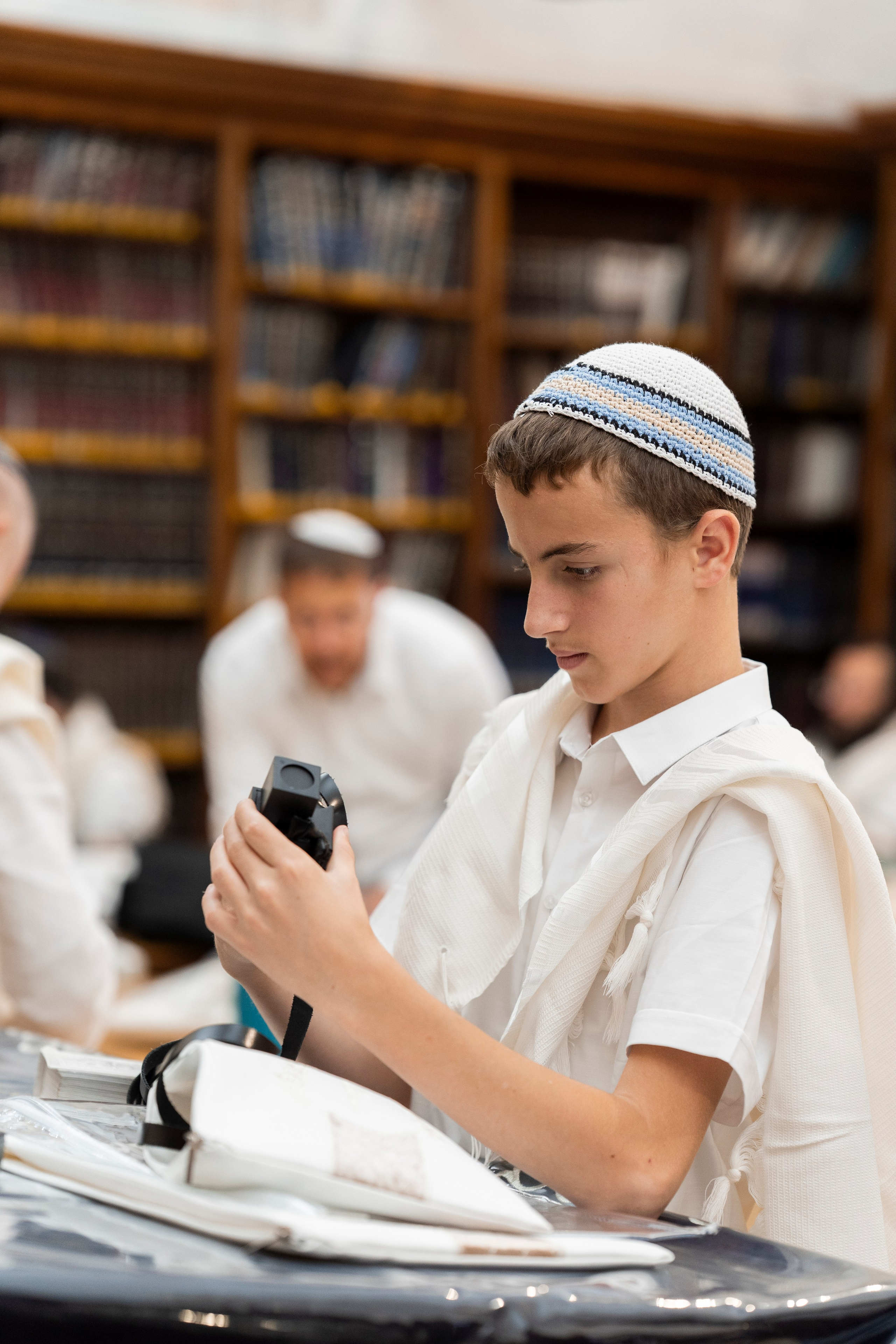 הנחת התפילין רפאל לוי. יוסף מזרחי צילום חתונה, ברית וזוגיות. צלם מקצועי שאוהב להוציא אתכם הכי יפים ברגעים הכי מרגשים