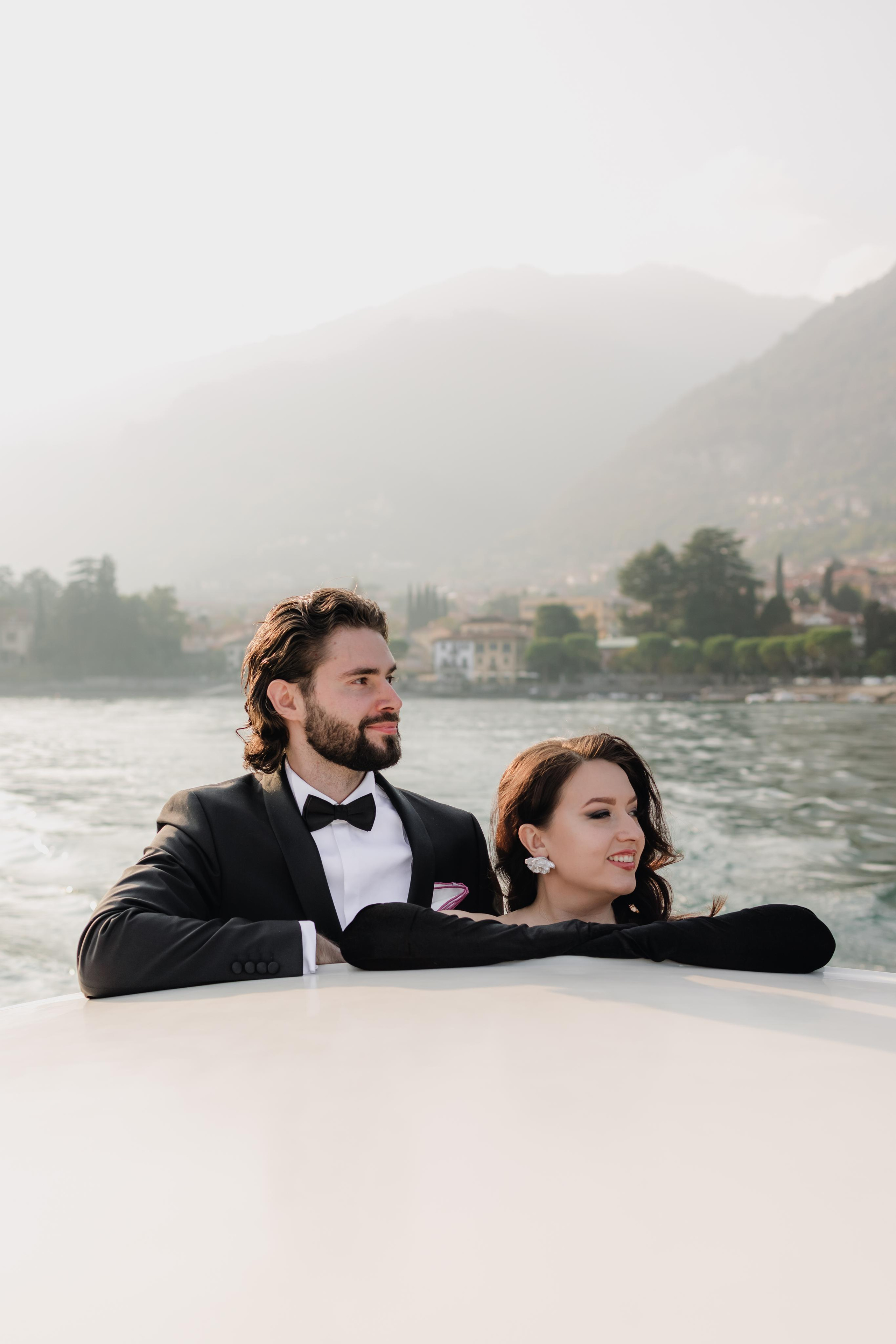 Жених и невеста на лодке смотрят вдаль