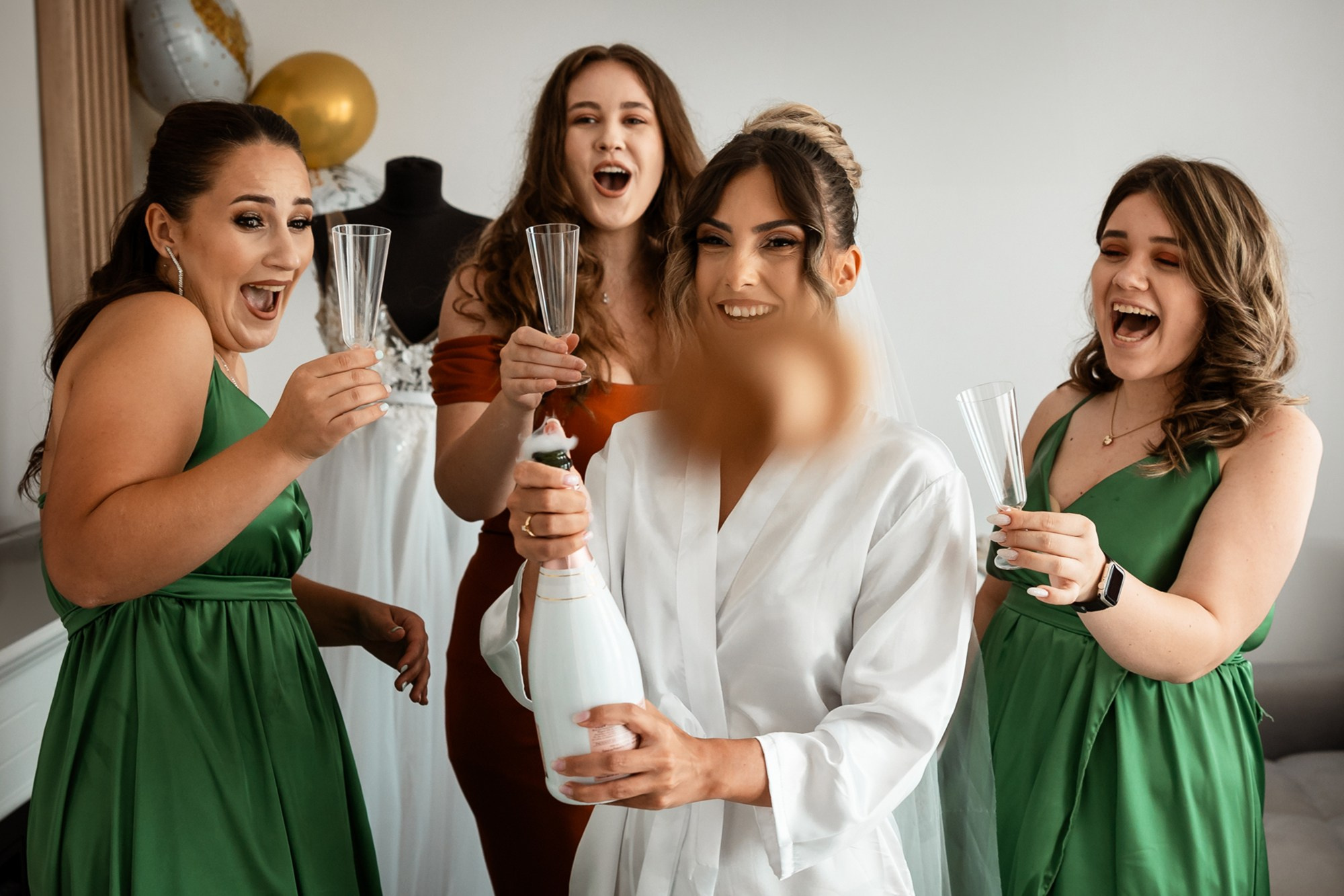 pregătirea miresei cu prietenele fotograf nuntă București