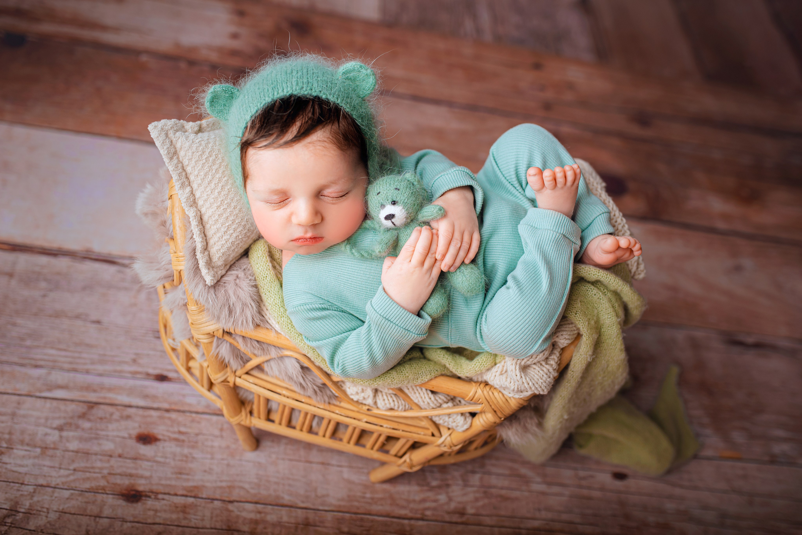 Newborn photoshoot. Newborn photographer and Photography Educator in Prague Yana Stelmakh