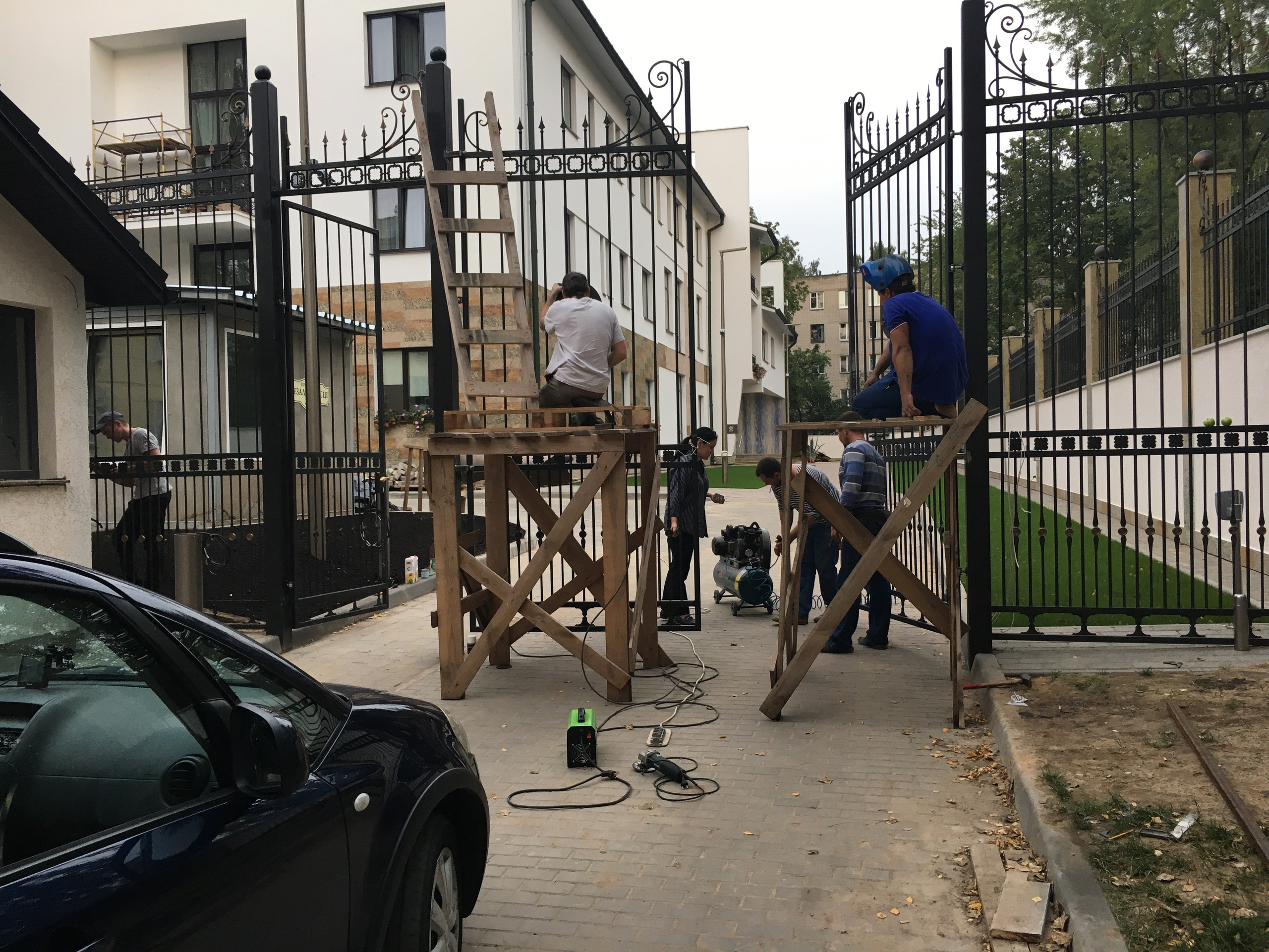 В Апостольской Нунциатуре в Республике Беларусь (Посольство Святого Престола, Ватикан). Ворота, калитка.  2017-2021. Сталь, худож. ковка, лазерная резка, сварка, компазитные материалы.