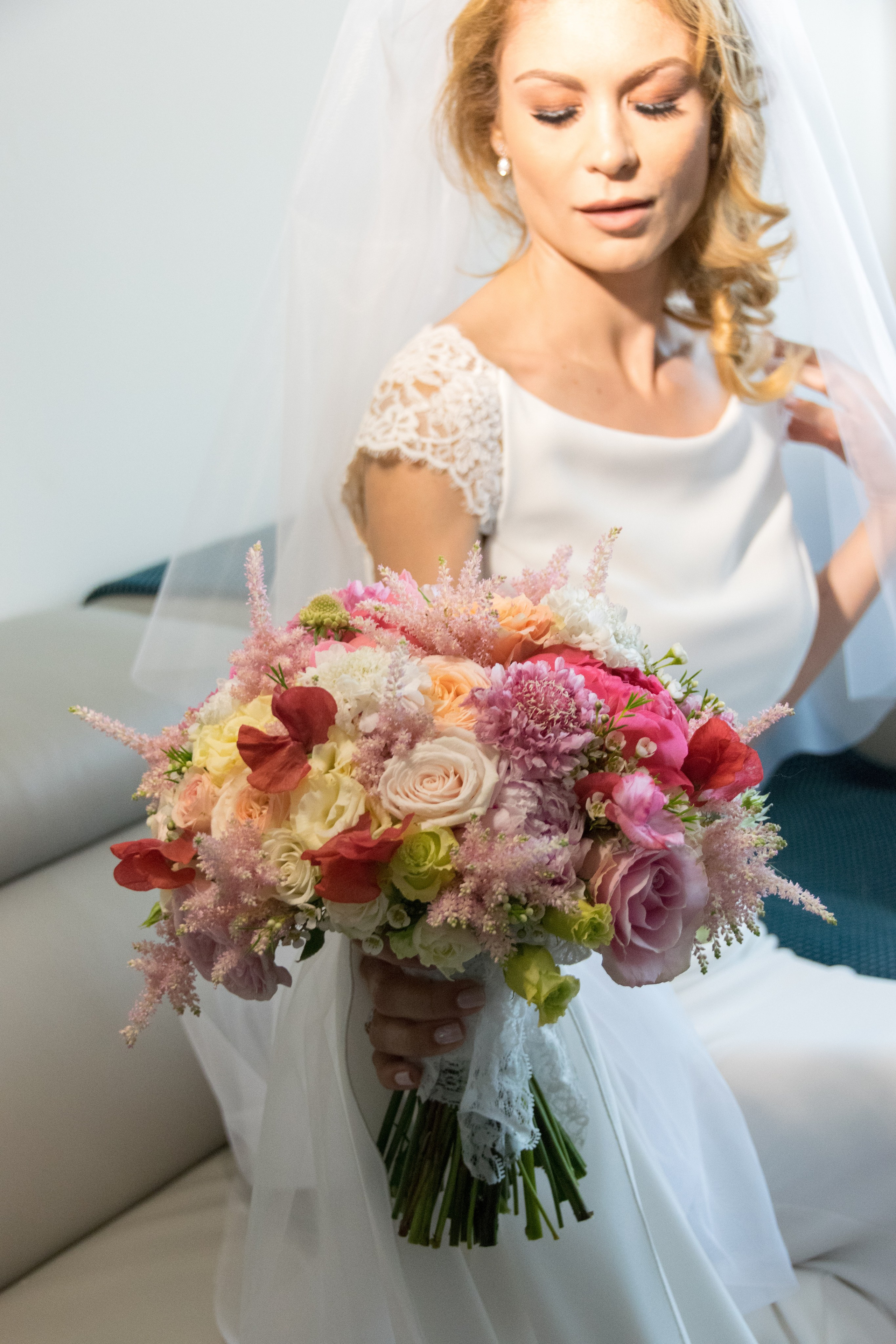 Wedding photos at home, Bucharest wedding photographer, wedding photos at the in-laws, bride posing, customs, professional wedding photography, fashion photos, at the bride and groom's home, bridal preparations, bride and groom photo