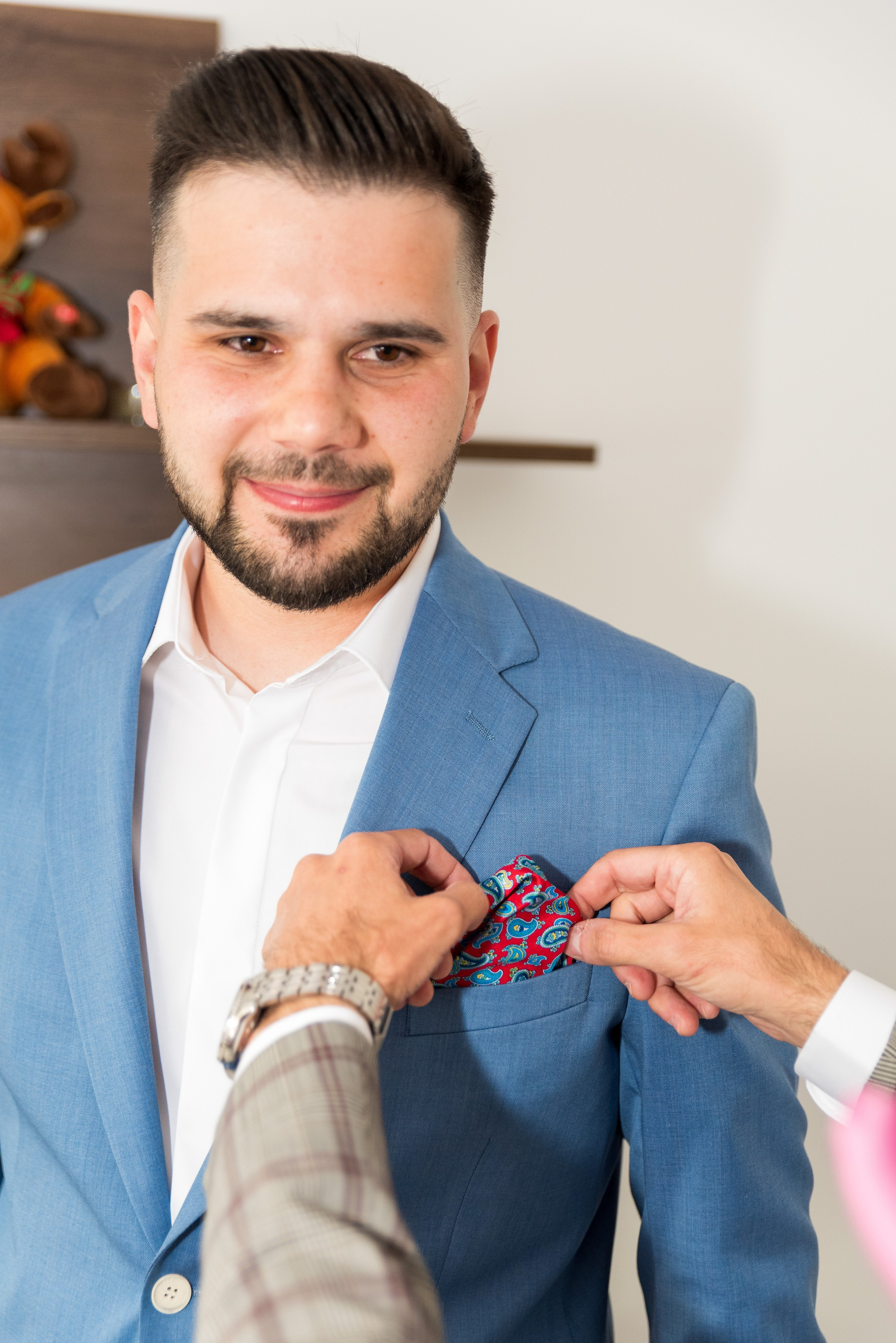 Photo shoot at home, wedding photos, Bucharest wedding photographer, wedding photos at home, bride posing, customs, professional wedding photography, groom, groom's suit, daughter-in-law