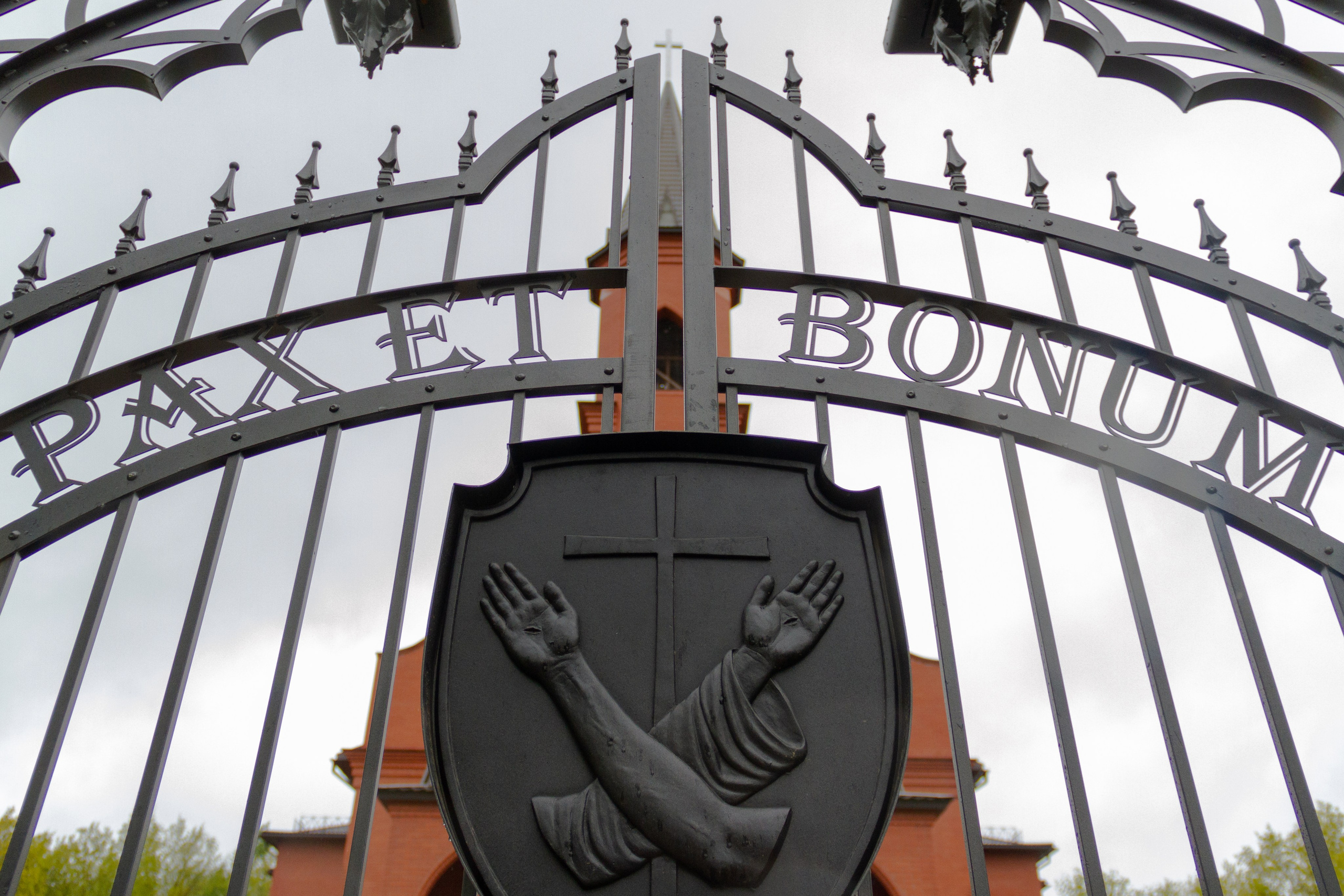 Парафія св.Казіміра, касцёл св.Піо ў Маладзечне. Скульптор кузнец Мария Тарлецкая