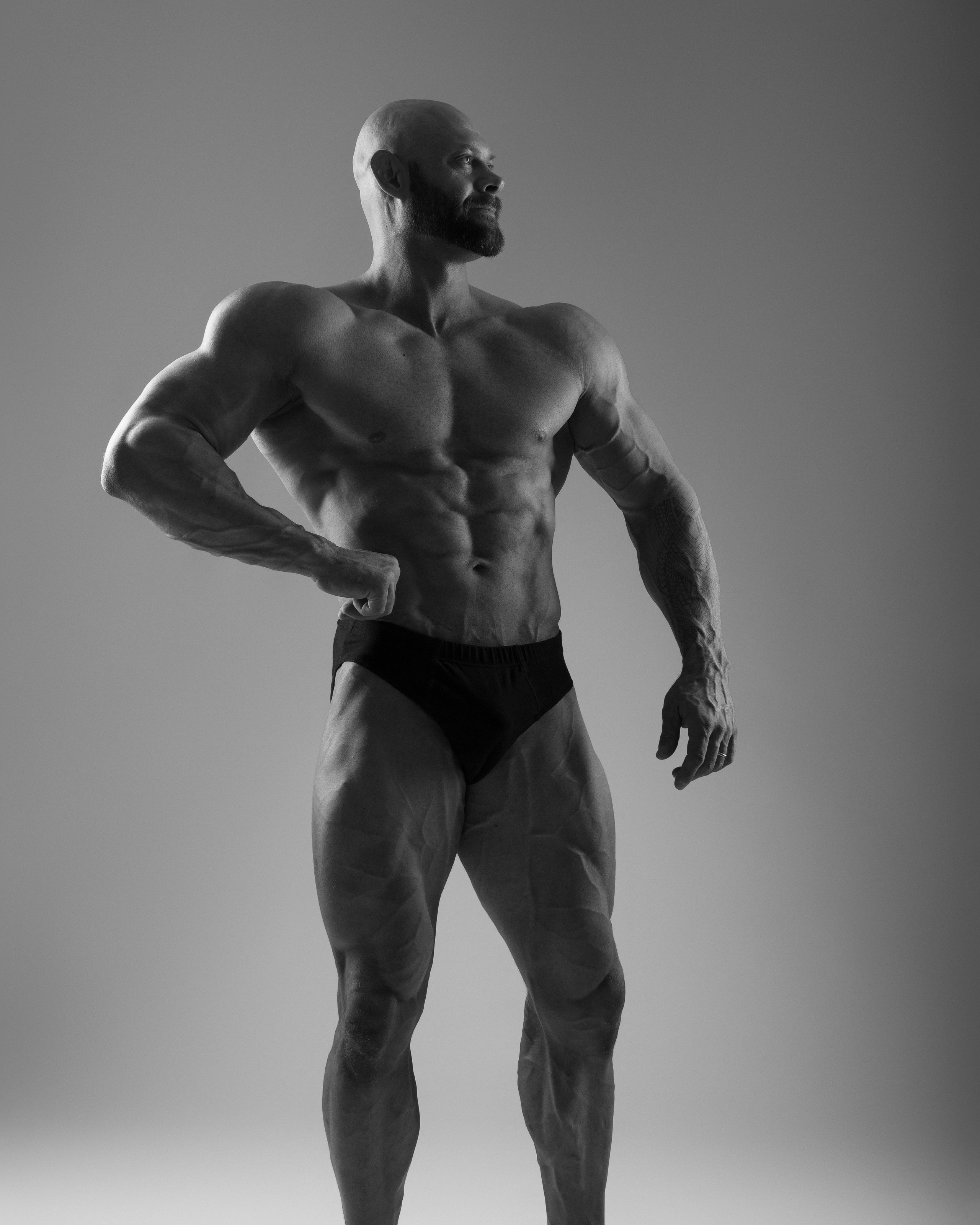 Künstlerisches Portrait eines Bodybuilders – Stärke und Eleganz vereint