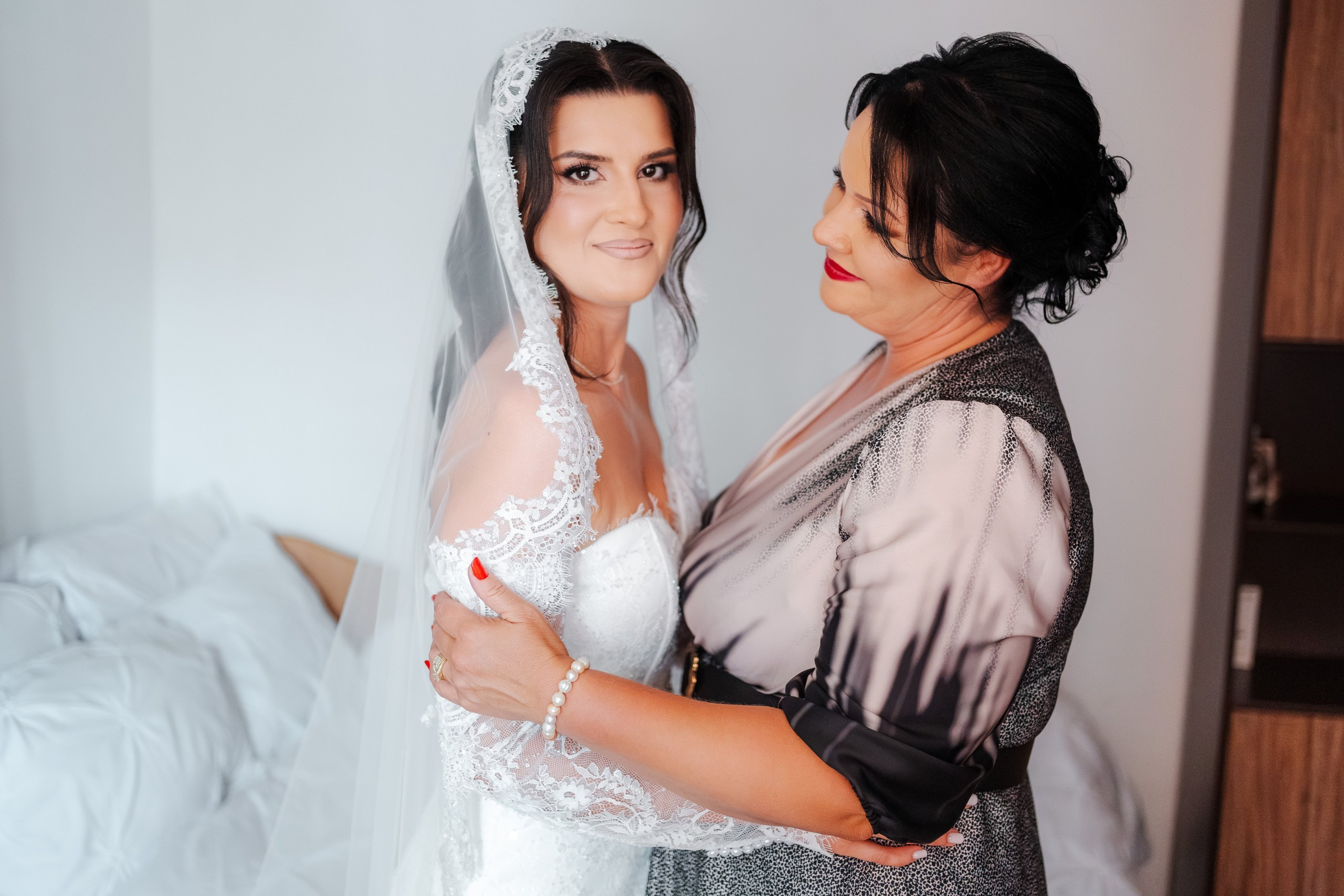 Catalina & Sebi. Ionut Cimpoes FOTOGRAF