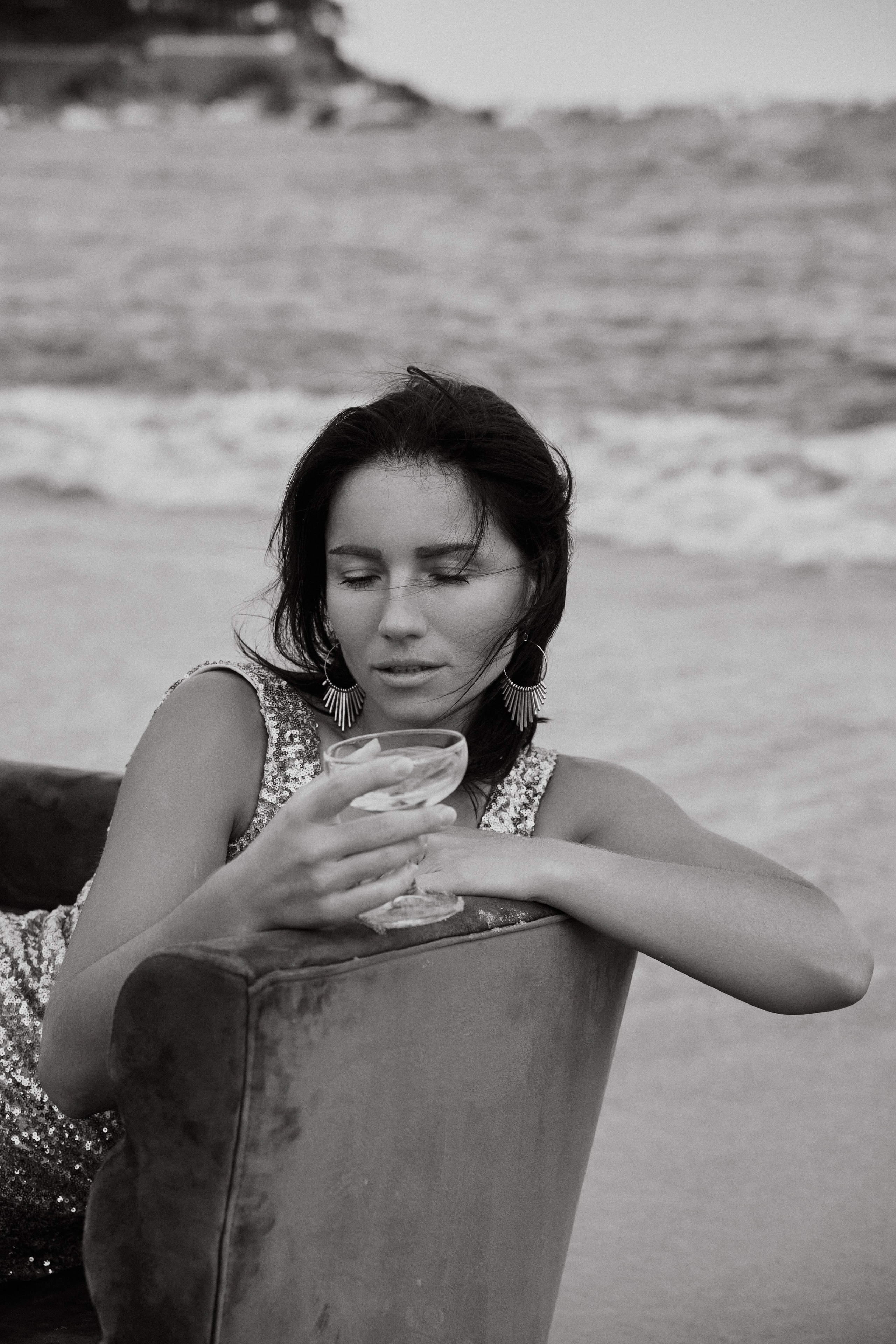 Майя. Диван на пляже. Фотограф в Барселоне Жанна Захарченко