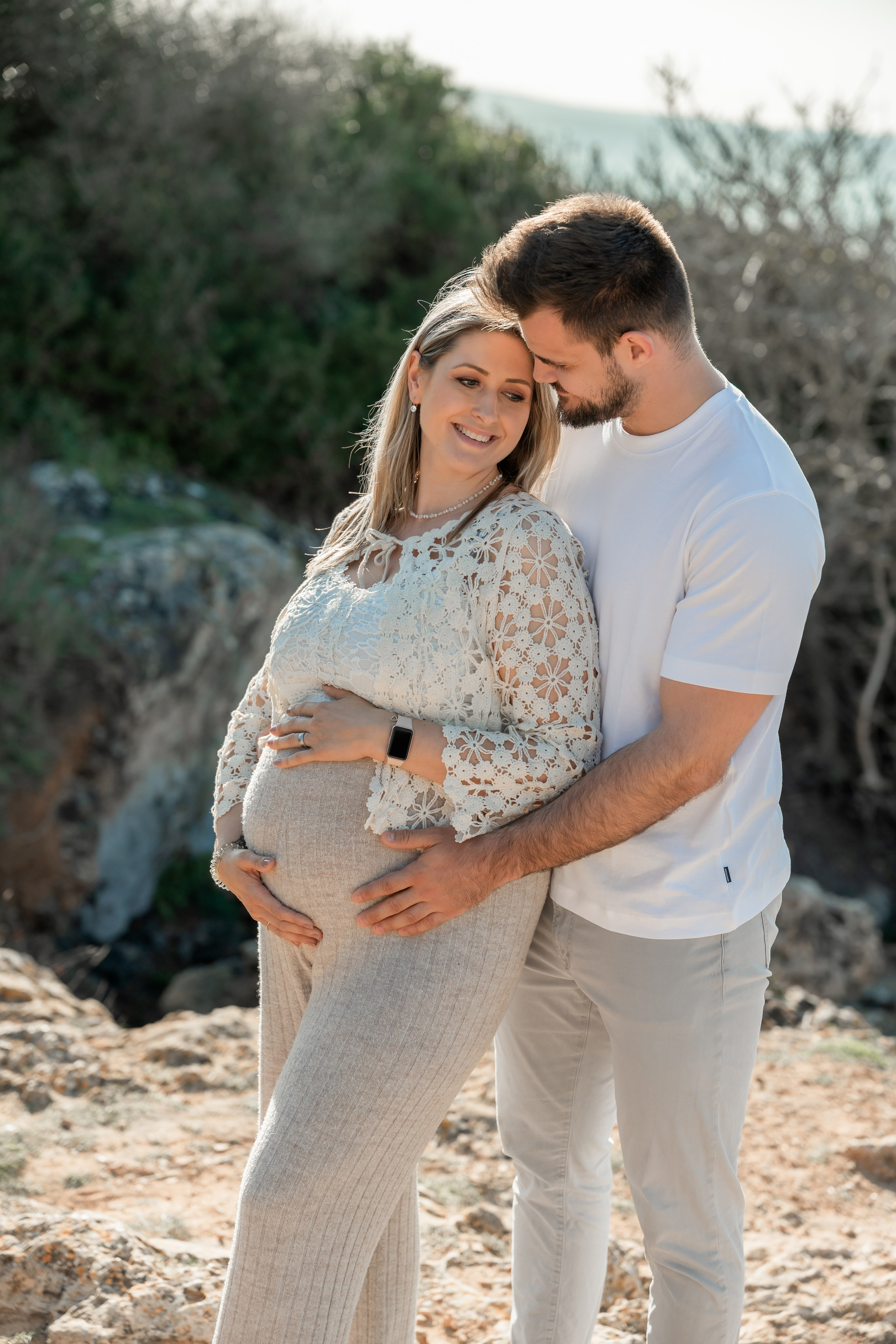 Schwangerschaftsshooting am Meer. Deine Fotografin auf Mallorca für Familien und Business