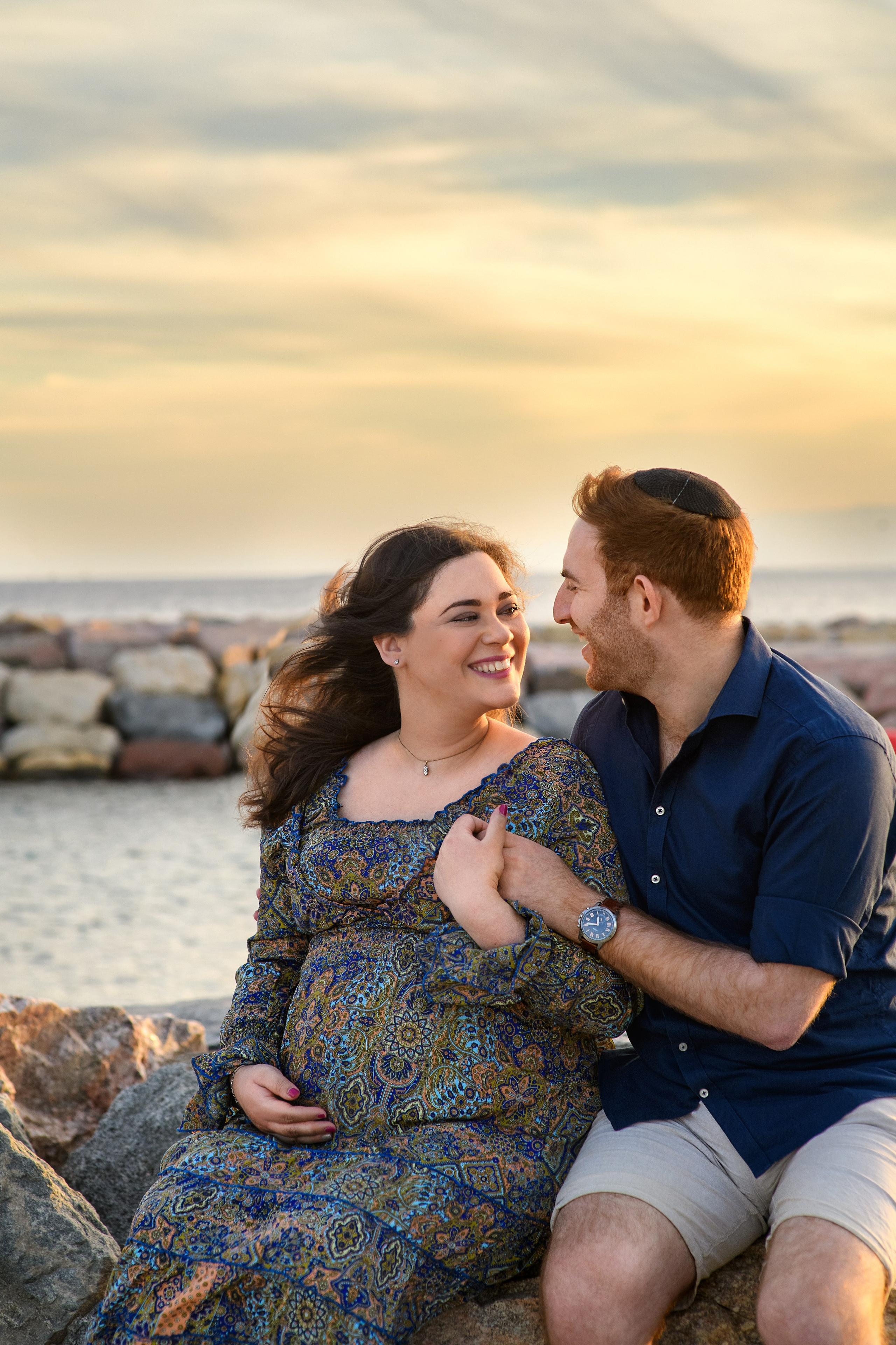 Pregnancy photoshooting for Saul and Jessica at sunset on the Red Sea. צלמת משפחה ילדים הריון וסיפורי אהבה באילת ישראל אולגה אמצ'יסלבסקי
