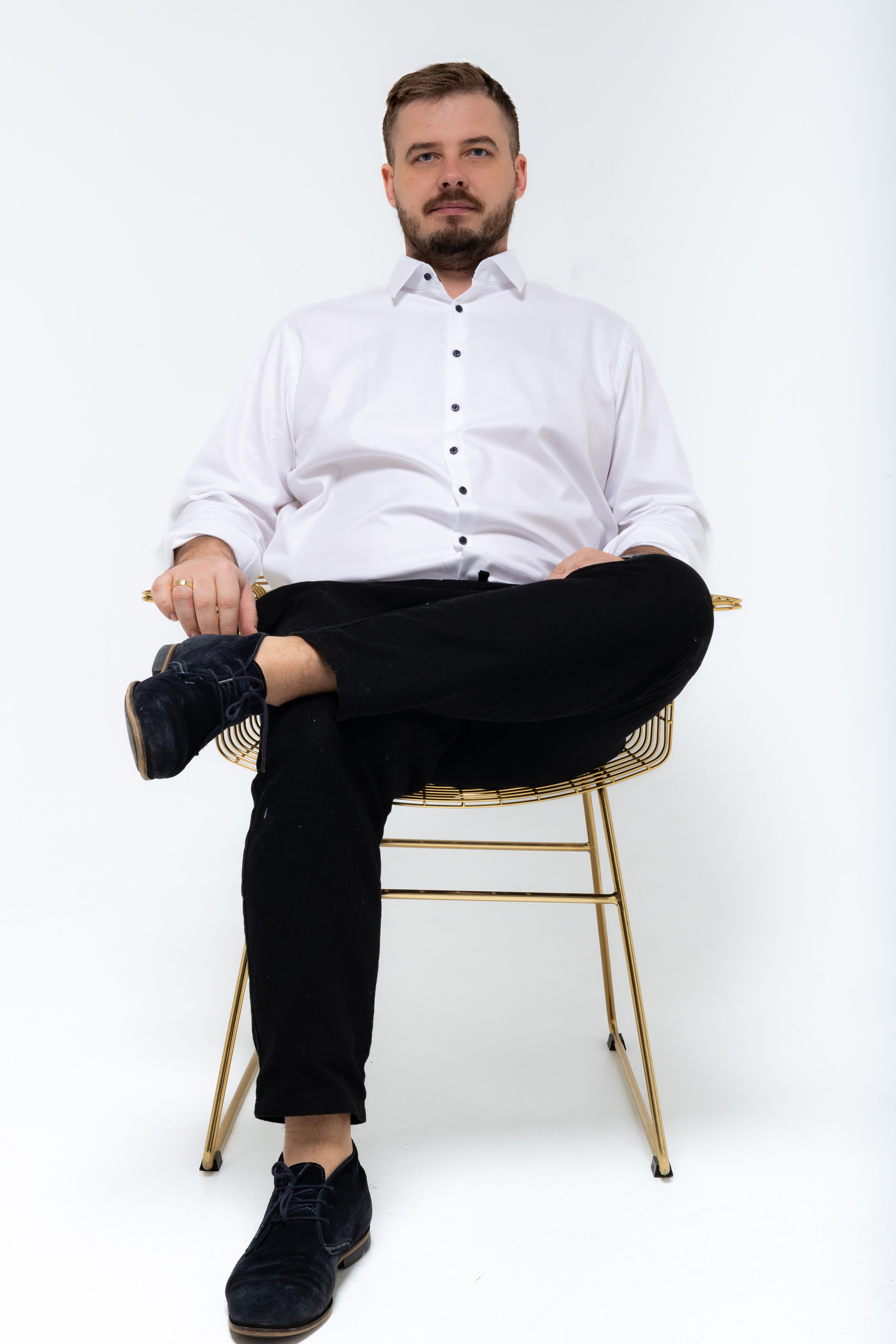 Portretu fotosesijas vīriešiem. Portretu fotosesija Rīgā| Biznesa portretu foto | Korporatīvās un darbinieku fotosesijas | Pasākumu fotogrāfs | Produktu fotogrāfs