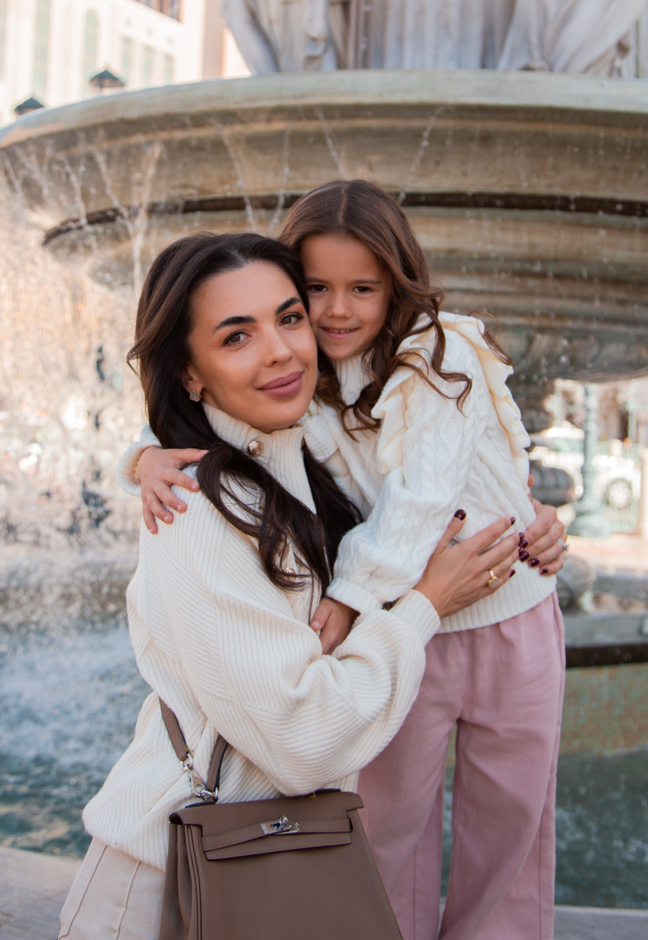 Julia & Kate. Wedding & elopement photographer Viktoriya Kravtsov. Las Vegas