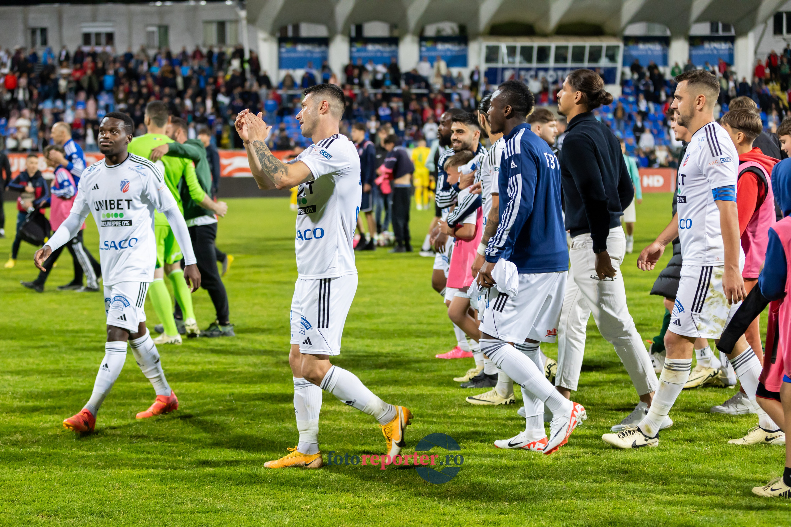 Galerie Foto: FC Botoșani vs. CS Mioveni - Pe 17 mai 2024, am fost martorii unei partide incredibile între FC Botoșani și CS Mioveni, în prima manșă a barajului pentru evitarea retrogradării. În fața unui stadion plin de emoție și speranță, echipa noastră a obținut o victorie importantă, cu un gol marcat de Aldair în minutul 93. 💪 *FC Botoșani 1-0 CS Mioveni*⚽️ Urmăriți momentele cheie ale meciului și bucuria suporterilor în această galerie foto! Pregătiți-vă pentru meciul de retur de pe 24 mai, când vom lupta din nou pentru a rămâne în prima ligă.#FCBotoșani #CSMioveni #BarajRetrogradare #ForzaBotoșani 