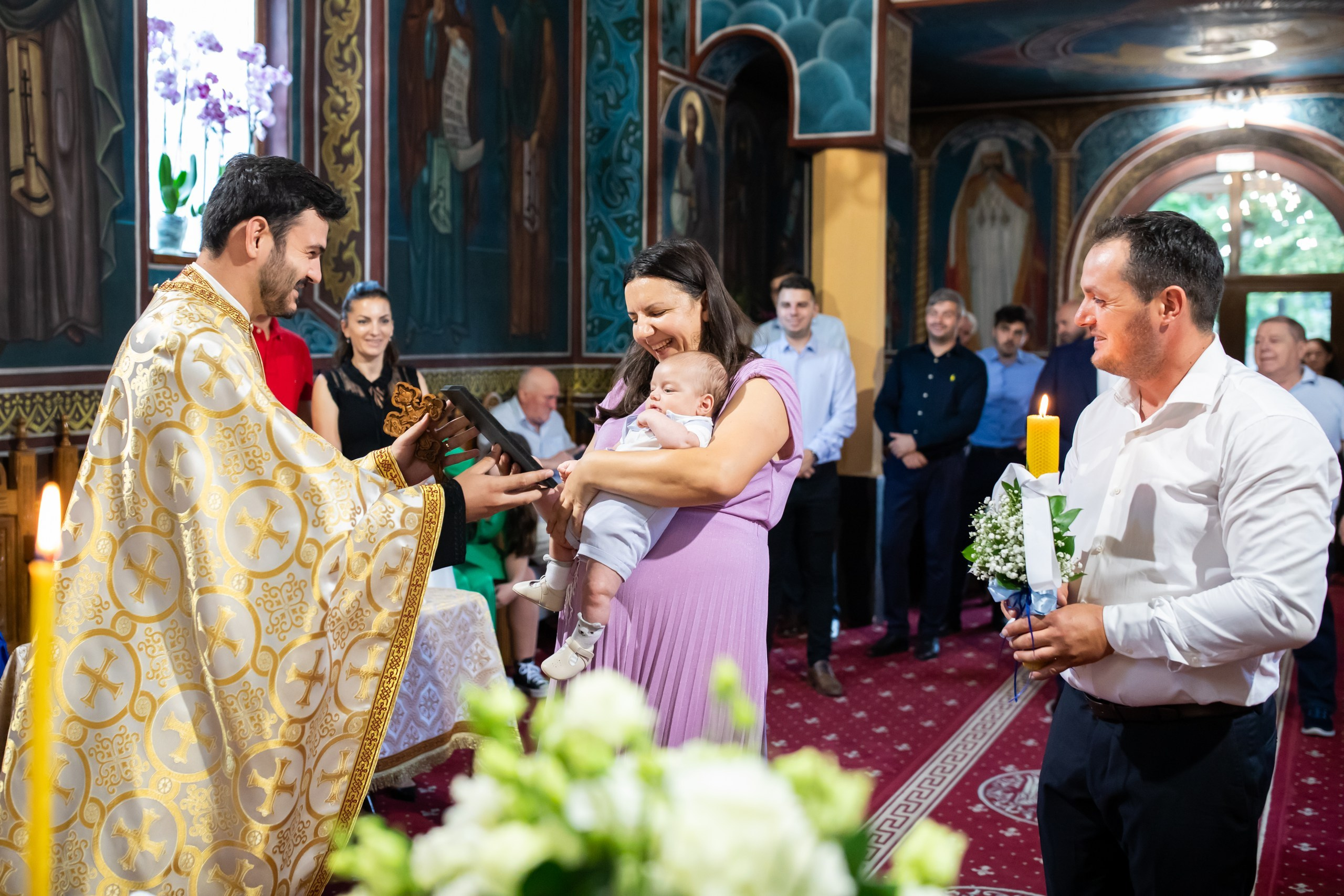 fotograf botez , fotografie botez Botoșani, fotograf Alin Chirilă, amintiri botez, fotografii botez, botez Miruna Parascheva, fotograf copii, fotografie botez în Botoșani-alt="botez , fotografie botez Alin Chirilă, amintiri botez, fotografii emoționante botez Botoșani"-- fotografii-botez-bebelus- amintiri-botez-micuț- moment-sfânt-crestinare- fotografie-emotionanta-botez- detalii-botez-bebelusi- parinti-fericiti-la-botez- fotograf-botez-profesionist- botez-in-biserica-ortodoxa- micuț-botezat-cu-emoție- zâmbete-și-lacrimi-la-botez- bebeluș-la-cristelniță- decor-botez-colorat- botez-cu-dragoste-și-credință- emotie-pura-la-botez- fotograf-botez-botosani- botez-iasi-suceava-fotograf- amintiri-nepretuite-botez-- Preotul ținându-l pe micuțul Mathias Gabriel la botez, în biserica Înălțarea Domnului, Copălău  - Detalii de la botezul lui Mathias – lumânare, trusou și icoană  - Familia lui Mathias Gabriel alături de micuț, în ziua botezului  - Portret emoționant cu mama și bebelușul în brațe, în biserică,fotograf profesionist evenimente Botoșani, Iași, Suceava, Fălticeni, Bacău, Pașcani, Roman - AlinoFotoStudio by Alin Chirilă - servicii foto nuntă, botez, cununie, ședințe foto creative, albume personalizate, fotografii emoționante și calitative pentru cele mai importante momente din viață,fotograf nuntă Botoșani Alin Chirilă,  ședință foto botez Iași - AlinoFotoStudio,  servicii fotograf profesionist evenimente Suceava,  fotograf cununie civilă Fălticeni - Alin Chirilă,  album foto nuntă personalizat Bacău.“Bebeluș botezat în biserică, ținut în brațe de nași”	•	“Detaliu cu lumânarea de botez decorată cu flori albe”	•	“Părinți emoționați alături de copilul lor la ceremonia de botez”	•	“Masa festivă de botez cu decor tematic și tort personalizat”	•	“Momentul în care preotul toarnă apă sfințită pe fruntea bebelușului”	“Bebeluș în rochie albă de botez, zâmbind în brațele mamei”	•	“Detaliu cu cruciulița de botez așezată pe o pernă de satin”	•	“Părinți și nași aprinzând lumânările în timpul ceremoniei de botez”	•	“Tort de botez decorat cu figurine tematice și numele copilului”	•	“Copil botezat dormind liniștit în pătuțul decorat festiv”	•	“Momentul în care preotul binecuvântează copilul în fața altarului”	•	“Invitați adunându-se în jurul mesei festive la petrecerea de botez”	•	“Bebeluș ținând în mână o jucărie personalizată primită la botez”	•	“Familie fericită pozând împreună după ceremonia de botez”	•	“Decor tematic cu baloane și flori la locația petrecerii de botez” fotograf Botoșani fotograf evenimente fotograf botez Alin Chirila fotograf alinofotostudio.fotograf botez Amelis Maria, fotografie botez Botoșani, fotograf Alin Chirilă, amintiri botez, fotografii botez, botez Amelis Maria, fotograf copii, fotografie botez în Botoșani,