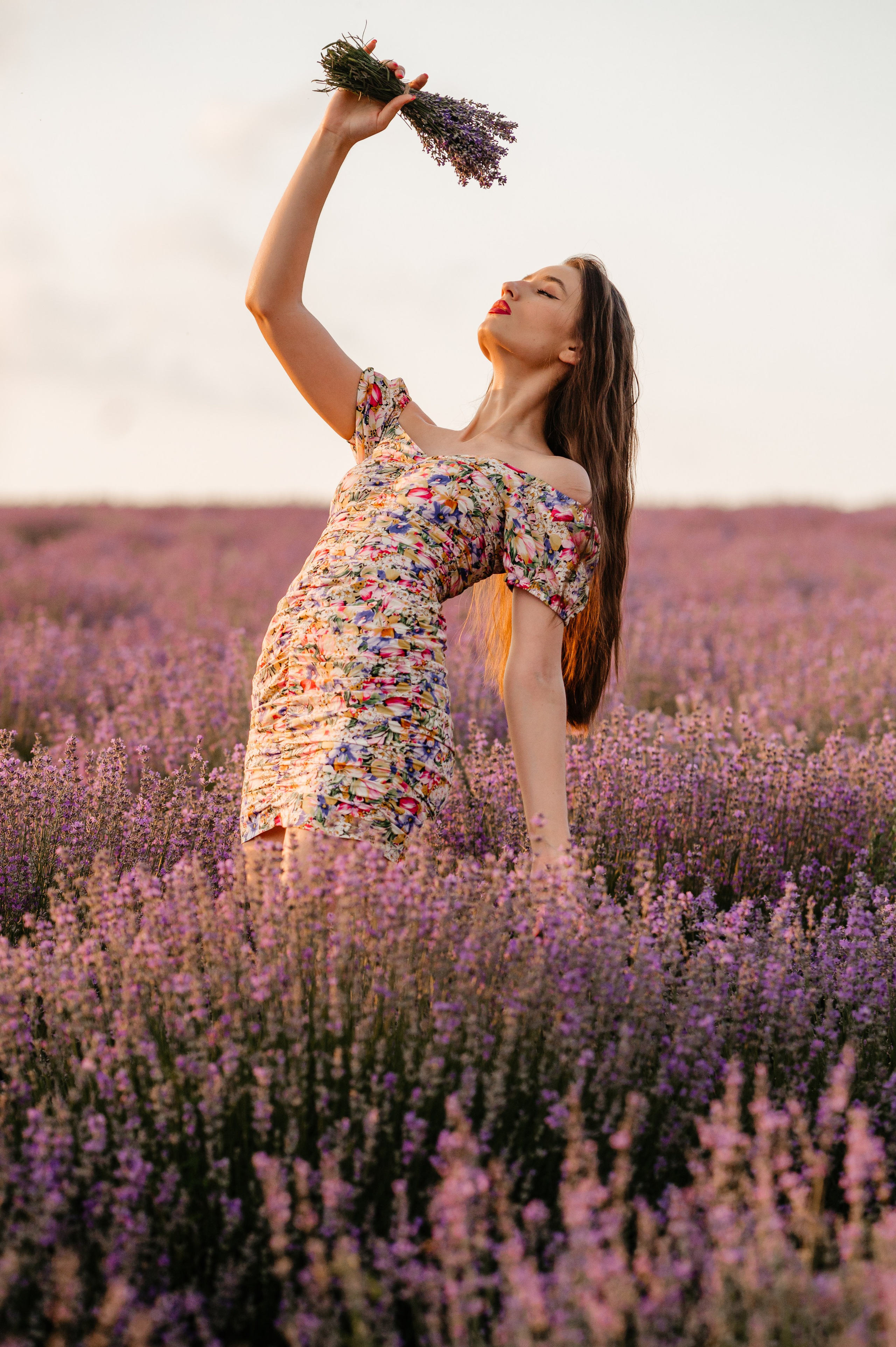 Sedinta foto in lanul de lavanda. Proud Vision Weddings | Wedding Photography & Film — Servicii profesionale Foto Video Nunta Iasi