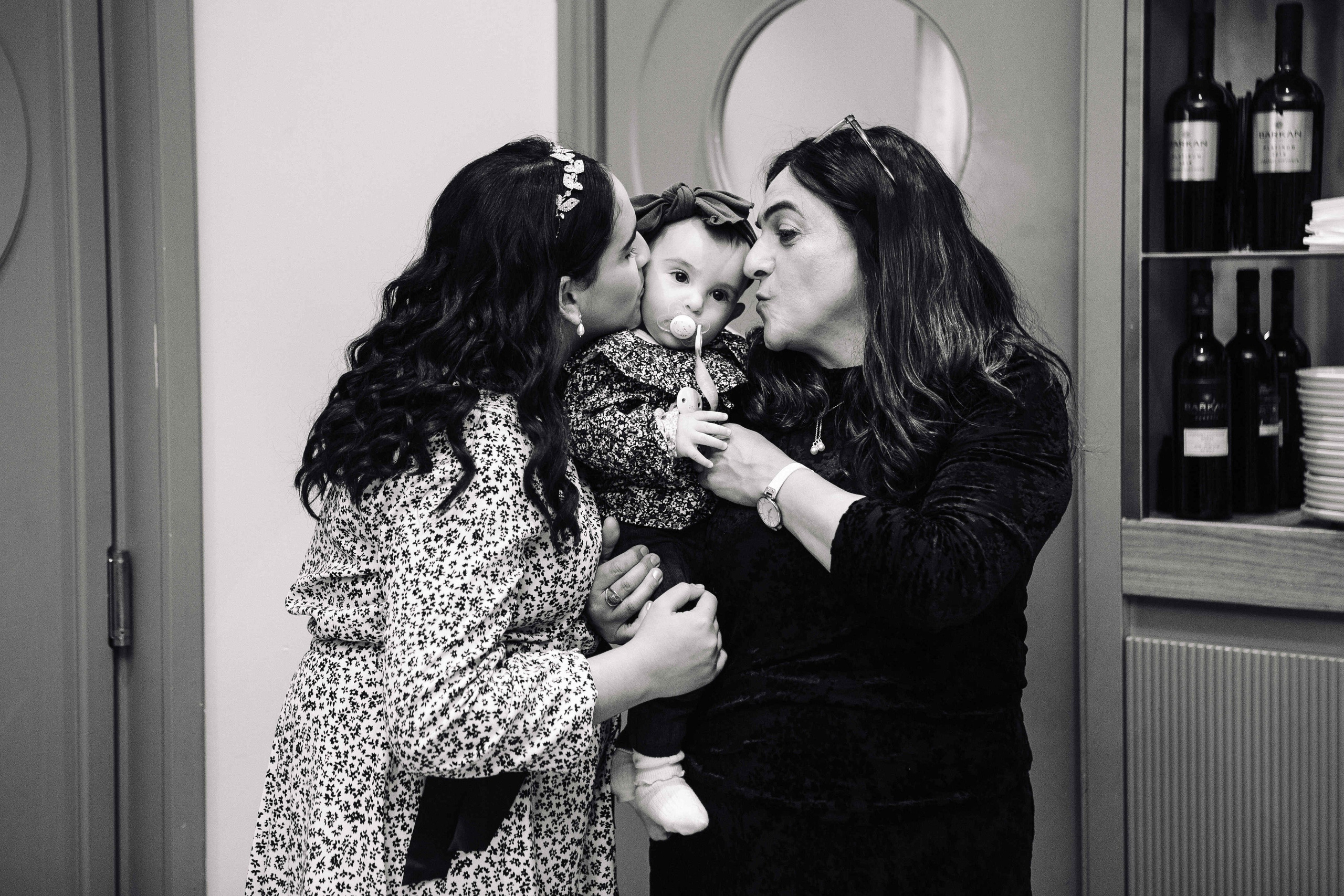 PARTY IN A RESTAURANT WITH THE WHOLE FAMILY. Https://shi-photo.com/