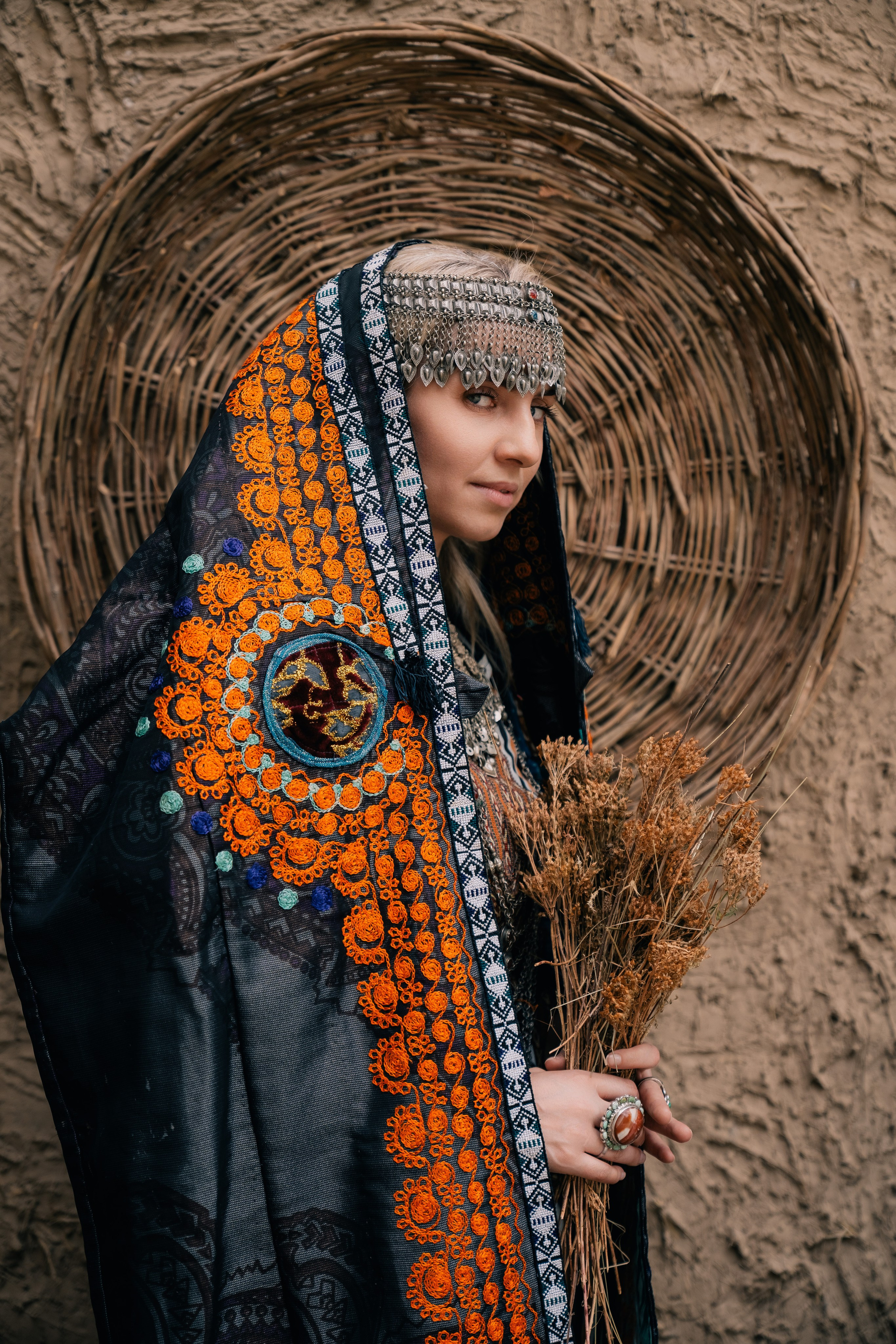 Помолвка в горах Самарканда, традиционные костюмы.