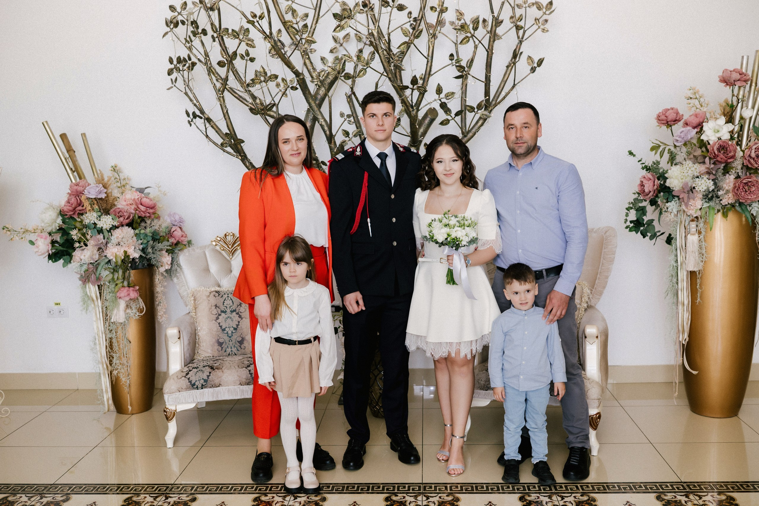 Povestitor prin fotografie - Fotograf nuntă Botoșani  – Alin Chirilă -* Gabriel și Denisa la starea civilă în Unțeni Botoșani, fotografie de cuplu pe scări elegante, Alin Chirilă fotograf* Mire și mireasă după cununia civilă în comuna Unțeni Botoșani, ședință foto realizată de AlinoFotoStudio* Fotograf stare civilă Botoșani, Gabriel și Denisa privindu-se cu drag pe scările locației de eveniment* Cuplu proaspăt căsătorit la cununia civilă Unțeni, fotografie romantică realizată de Alin Chirilă fotograf* Gabriel și Denisa după ceremonia civilă, ședință foto la Restaurant Luceafărul Popas Cucorăni* Fotograf evenimente Botoșani, stare civilă Unțeni, mire și mireasă în cadru elegant și luminos* Mire în uniformă și mireasă cu buchet alb, fotografie de nuntă civilă în județul Botoșani* AlinoFotoStudio portret de cuplu la stare civilă, Gabriel și Denisa în ziua logodnei civile* Fotograf cununie civilă Botoșani, moment romantic surprins la Popas Cucorăni Luceafărul* Gabriel și Denisa și-au spus da la Unțeni Botoșani, amintiri fotografice naturale și elegante* Mireasă cu păr ondulat și mire în uniformă militară, fotografie de cuplu la stare civilă* Alin Chirilă povestitor prin fotografie, cununie civilă Gabriel și Denisa în Botoșani* Ședință foto de stare civilă Botoșani, cuplu pe scări decorative într-un cadru rafinat* Fotograf nuntă și stare civilă Suceava Botoșani Iași, Gabriel și Denisa în ziua cea mare* Imagine romantică de la cununia civilă Unțeni, mire și mireasă zâmbind unul către celălalt, fotograf uvertura mall Botoșani, fotograf mall- servicii foto- video Botoșani 