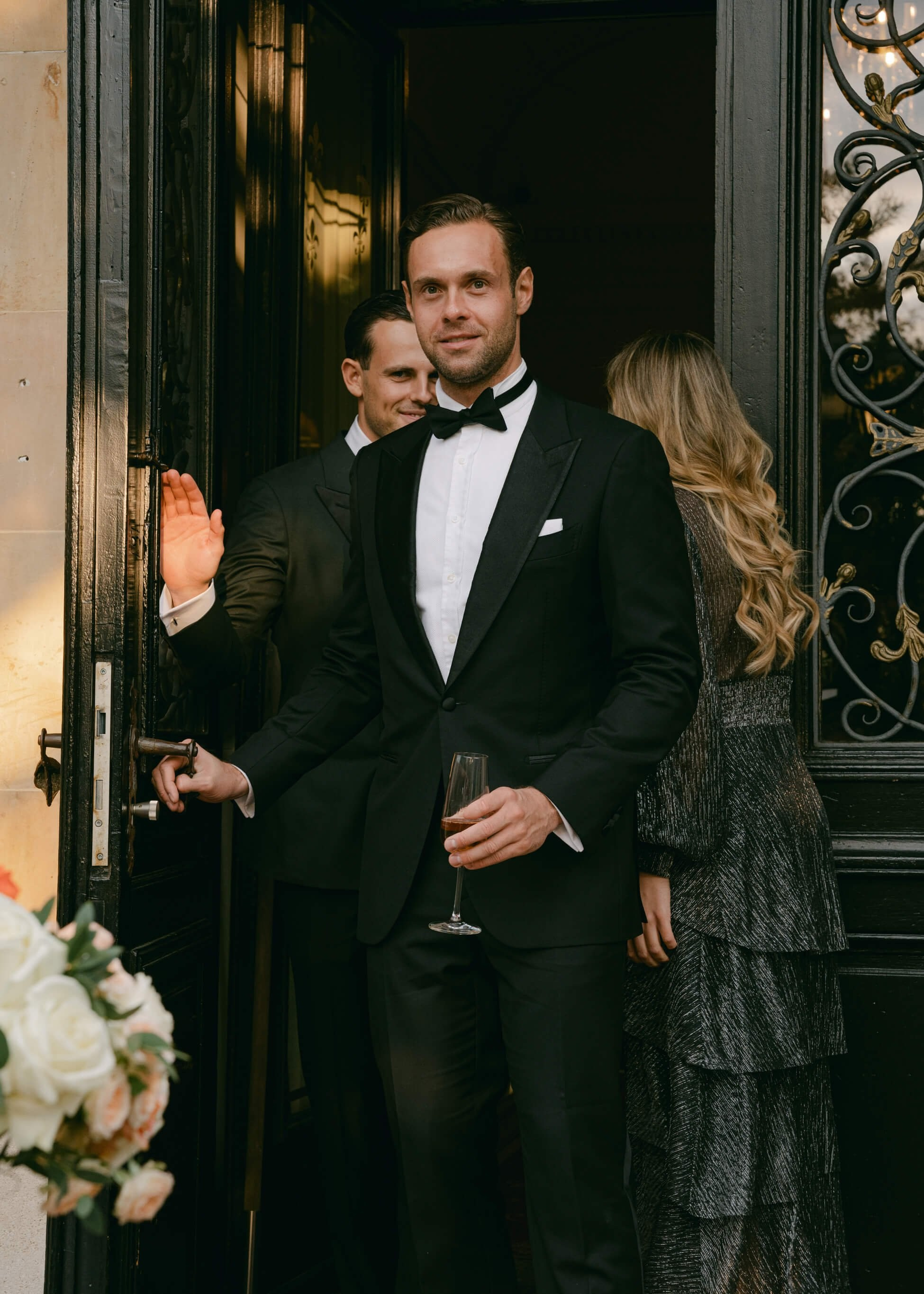 Wedding guests in formal attire at Villa Rothschild entrance, luxury black tie wedding Frankfurt