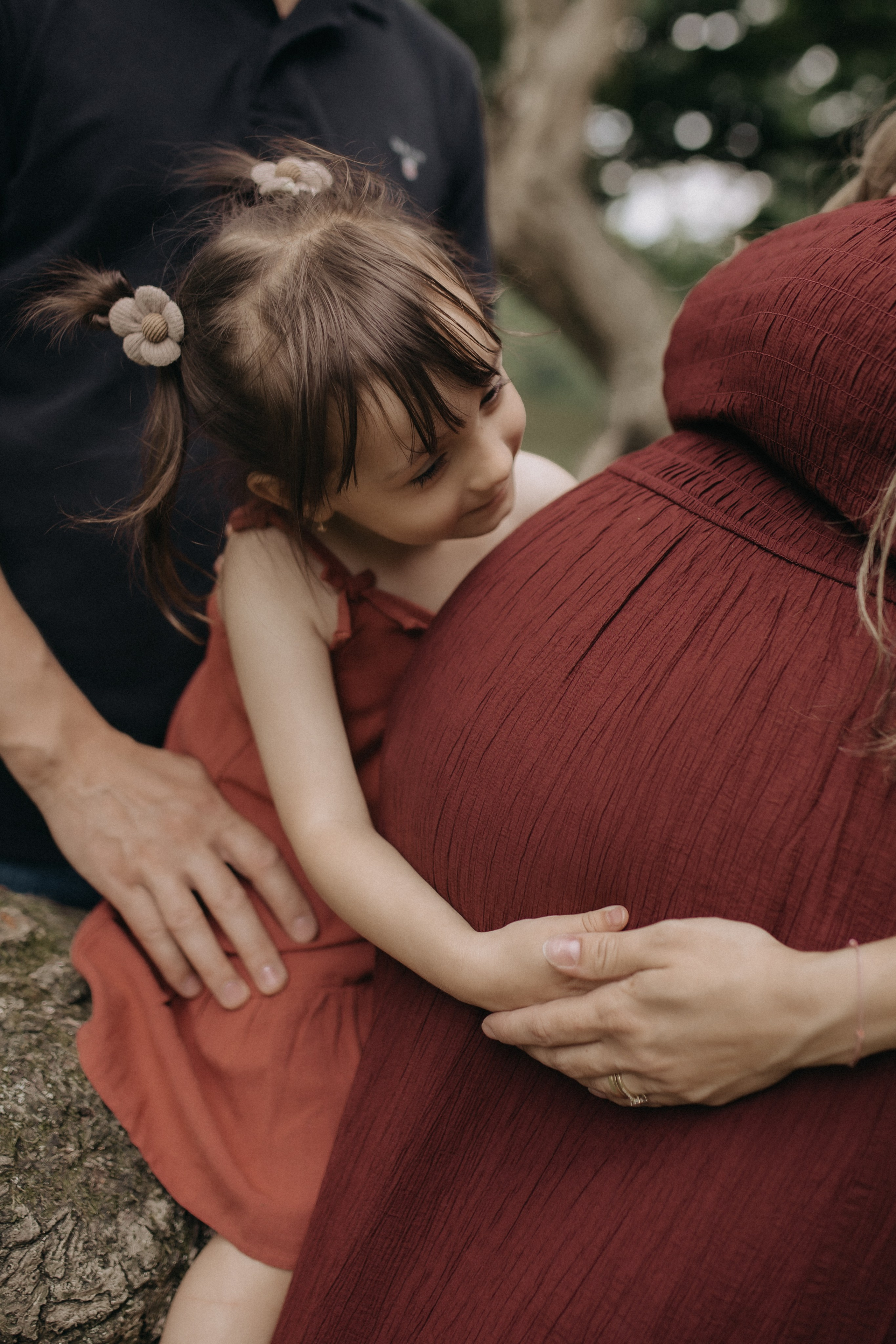 Growing life, holding love. Wedding and Portrait Photographer Evie Moon