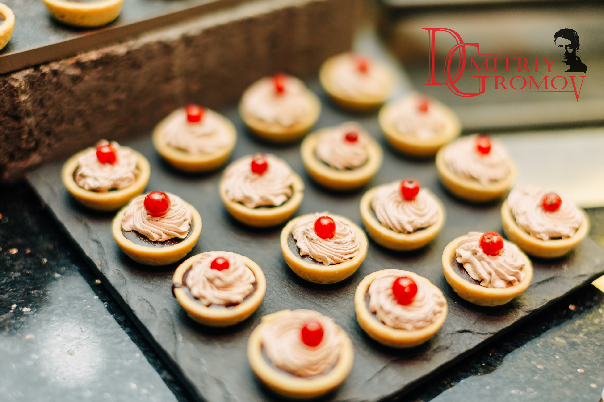 Network with Yasmine. Photographer in Dubai Dmitry Gromov