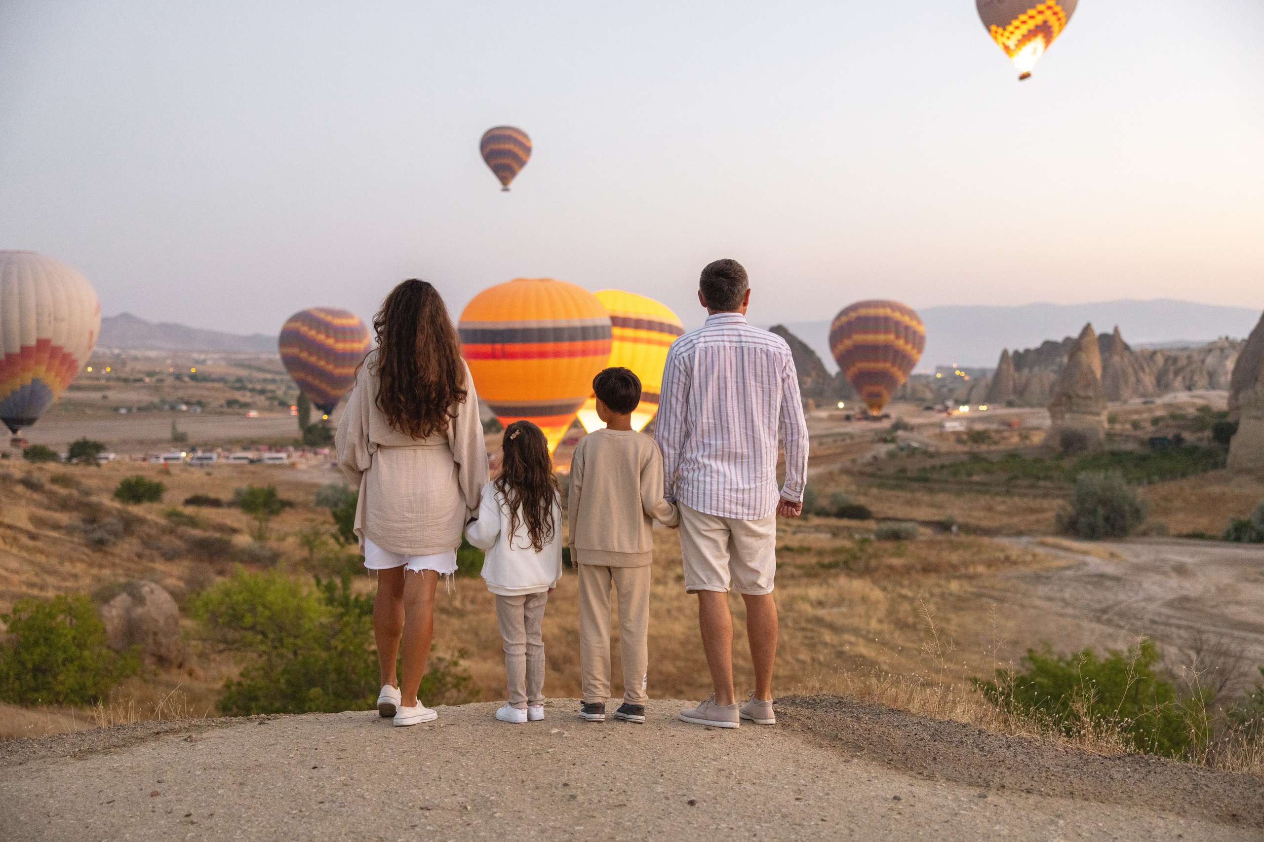 Family Photoshoot at Sunrise with Cappadocia’s Hot Air Balloons. Julia Ganch I Fashion Wedding Photography I Cappadocia Turkey