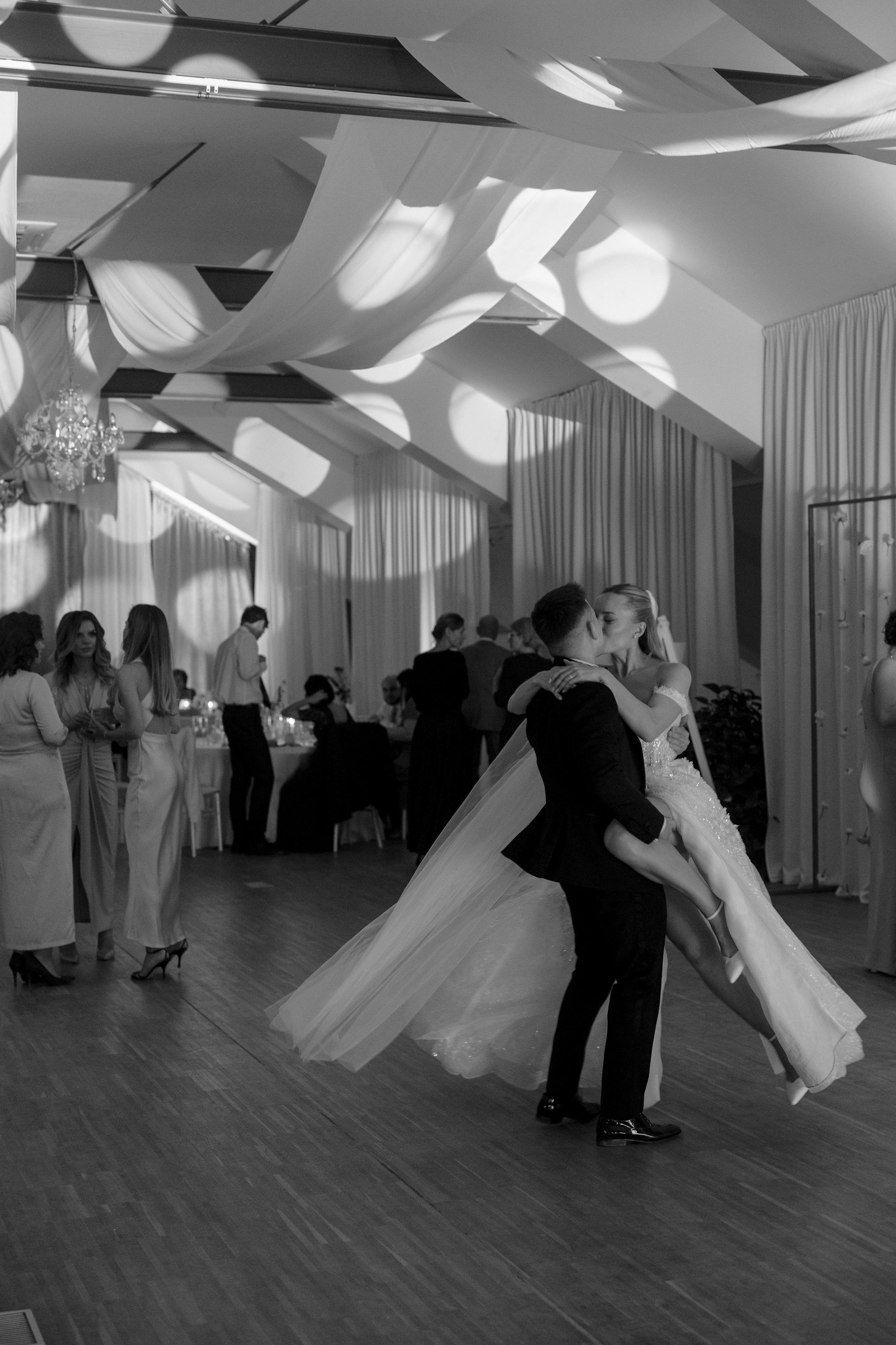 RAW Studio | Luxury Wedding Photography at Ratměřice Castle. Raw Studio: Capturing Elegant weddings accross Europe