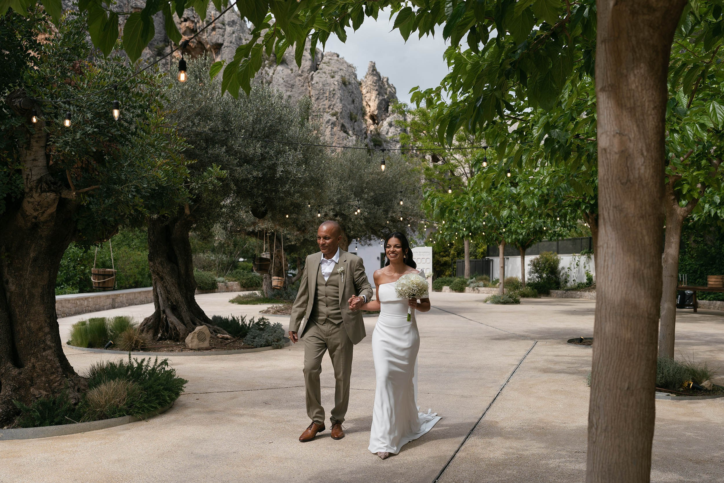 Sarah and Theo — VIVOOD. Fotógrafos de bodas de destino y creadores de contenido con base en España