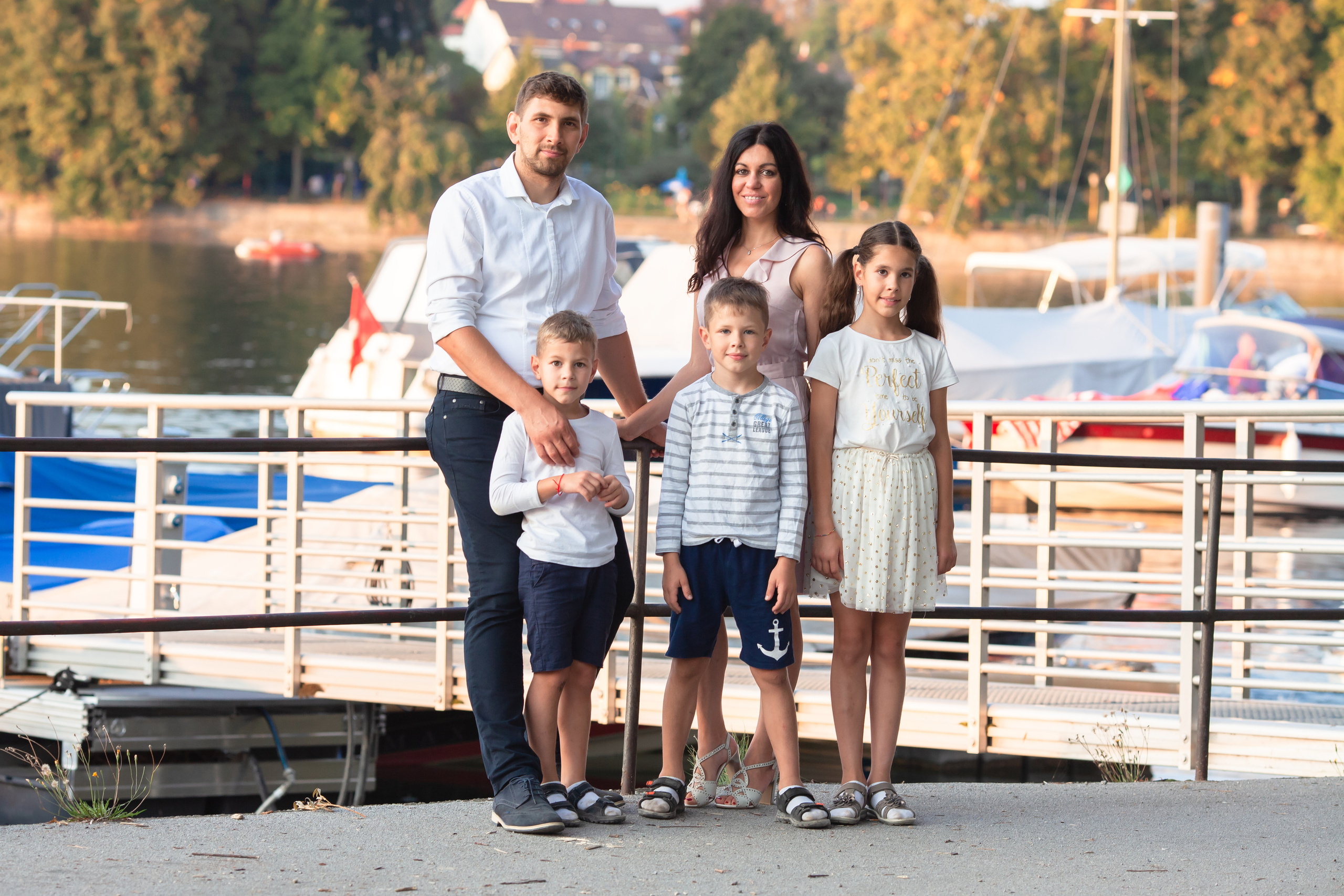 Familienfotografie Lindenberg, Familienfotograf Allgäu, Familien Fotoshooting Bayern, Kinder und Eltern Fotoshooting Lindenberg, Familienportraits Allgäu, Professionelle Familienfotografie Bayern, Familienfotos draußen Lindenberg, Familienbilder drinnen Allgäu, Outdoor Familienfotos Bayern, Familienshooting Lindenberg