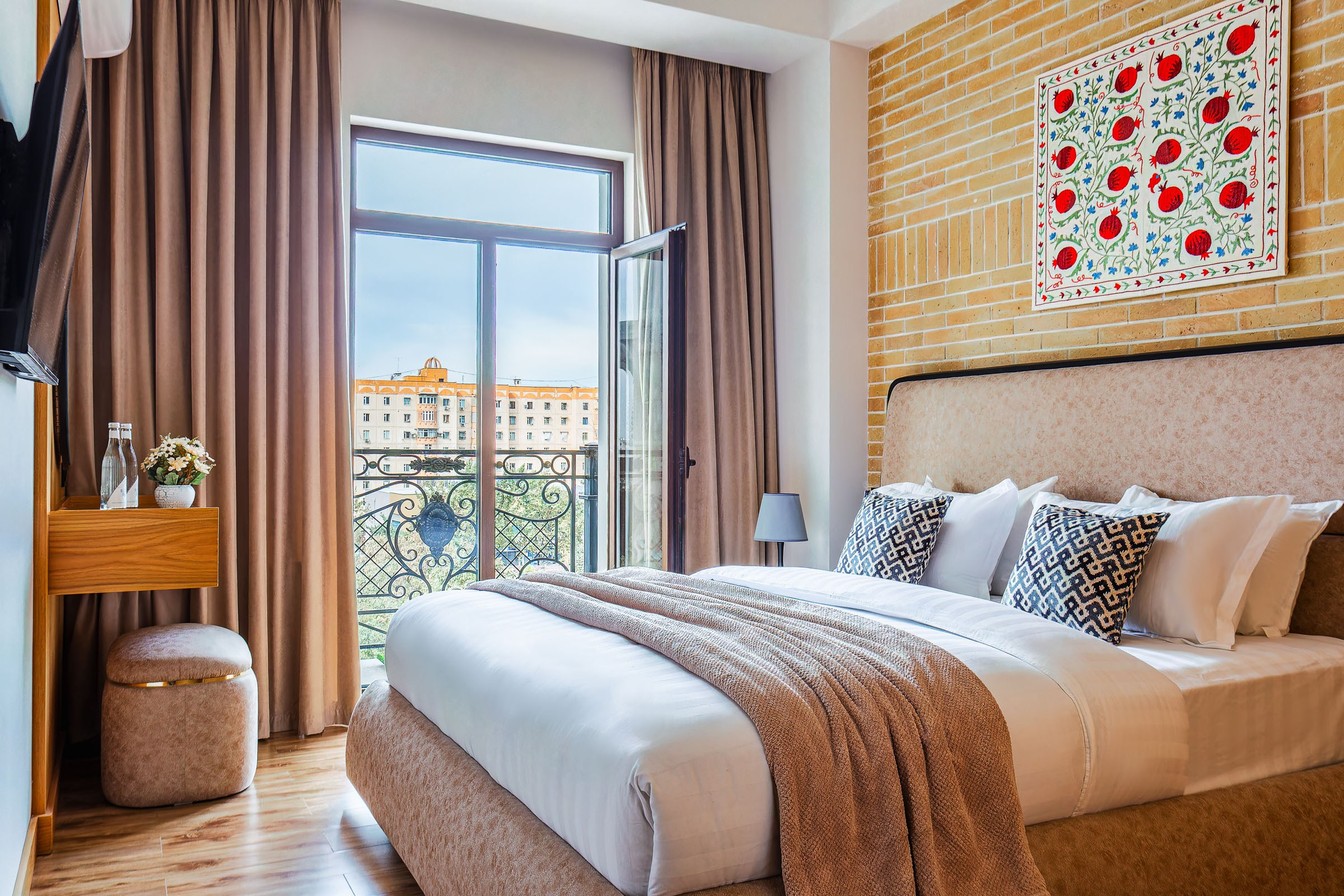 Интерьерный фотограф в Ташкенте — просторная кухня в светлых тонах.