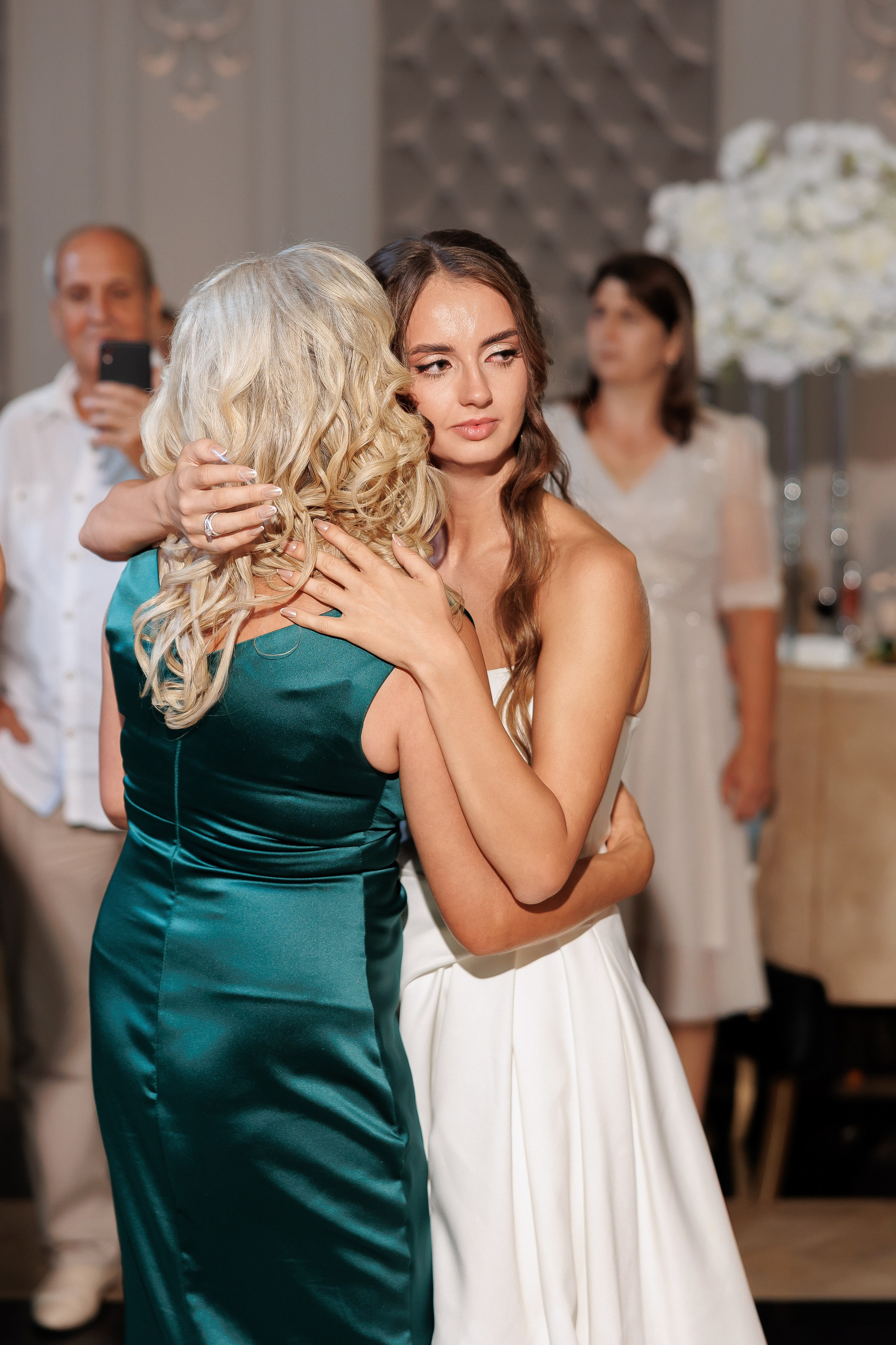 Eugen & Livia — Grand Elysee — Wedding Day. Servicii Foto și Video 067188353