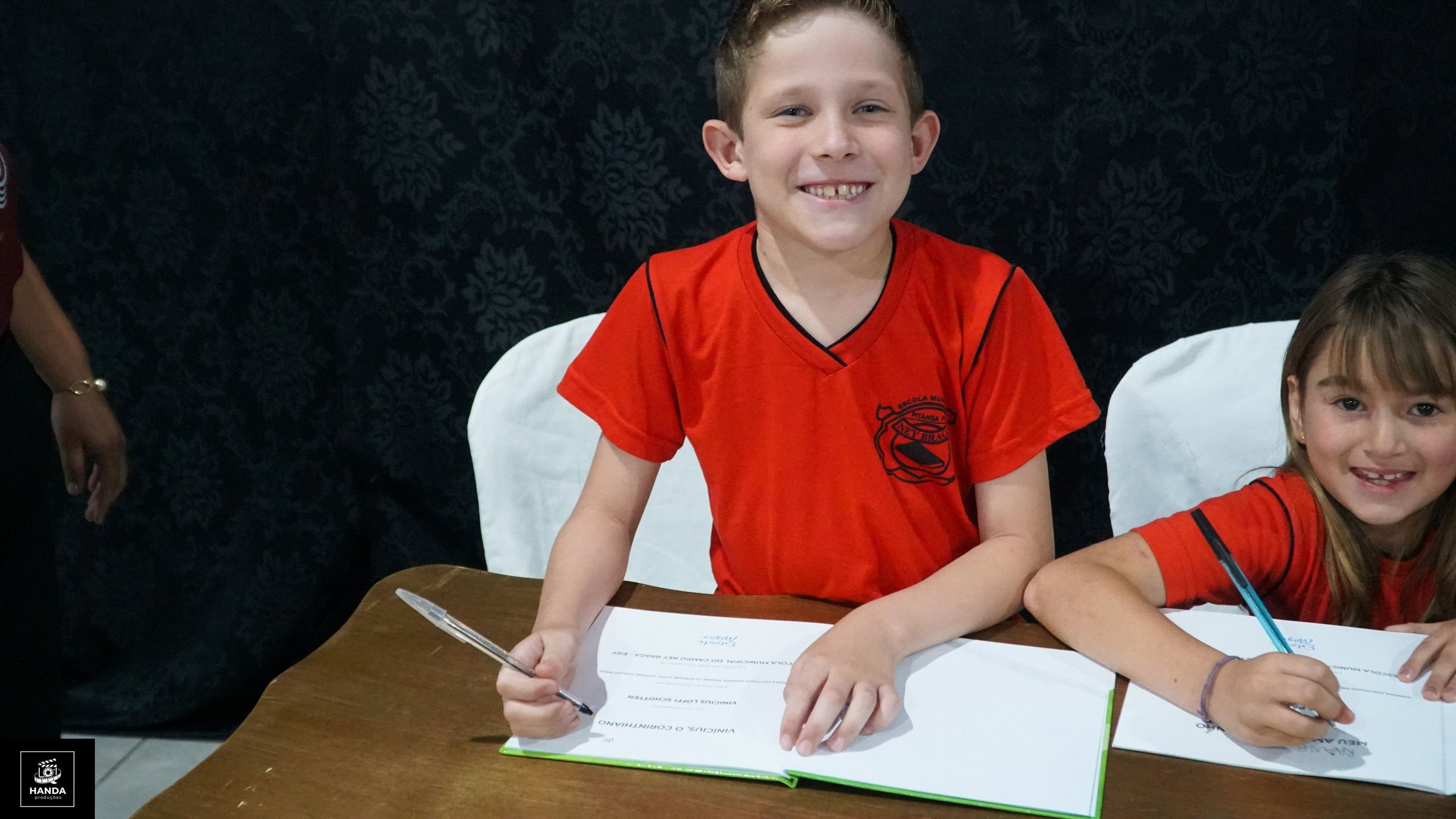 Noite autógrafos colégio Aurélio Buarque de Holanda. Handa Produções