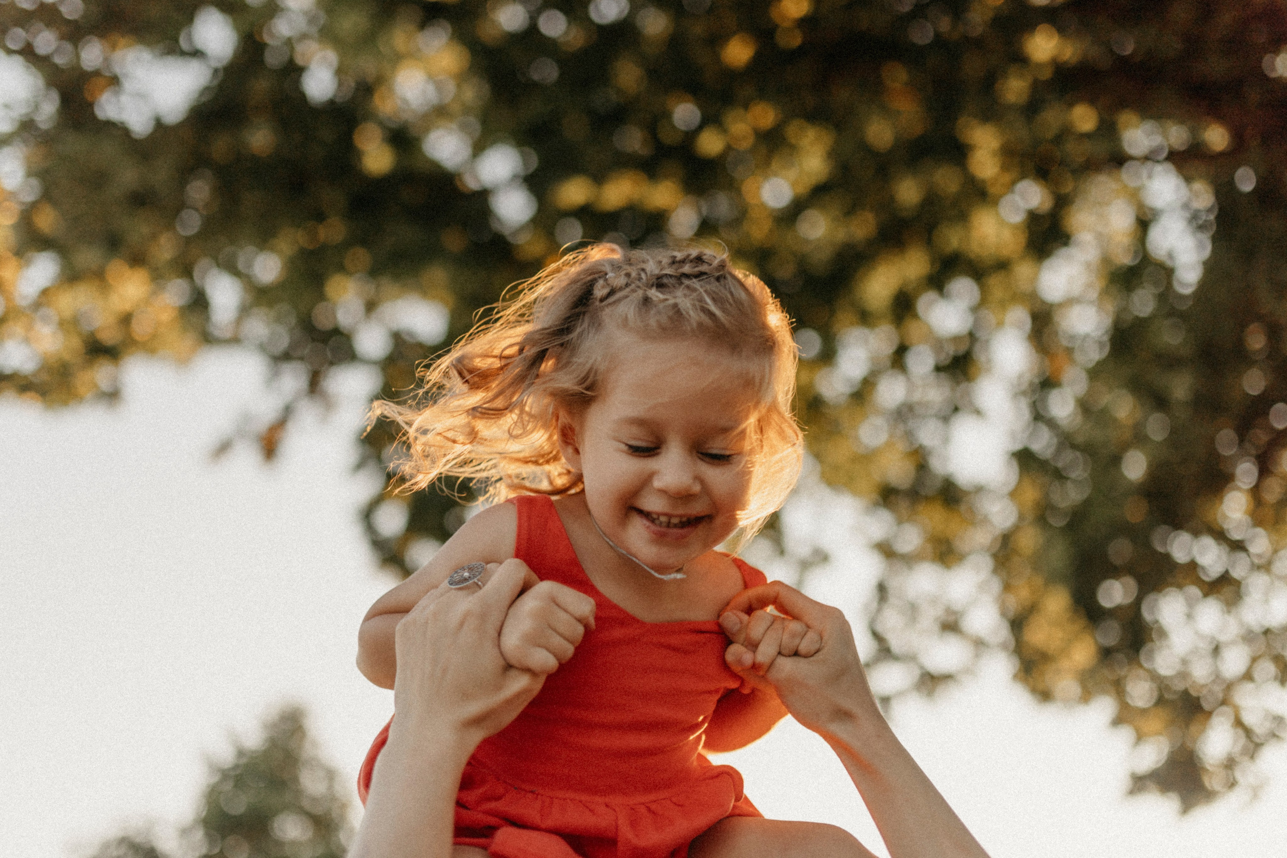 Zhenya and Maya. Polina Sobol — family & documentary photographer in Bern. Outdoor & urban photo sessions for families, kids and couples