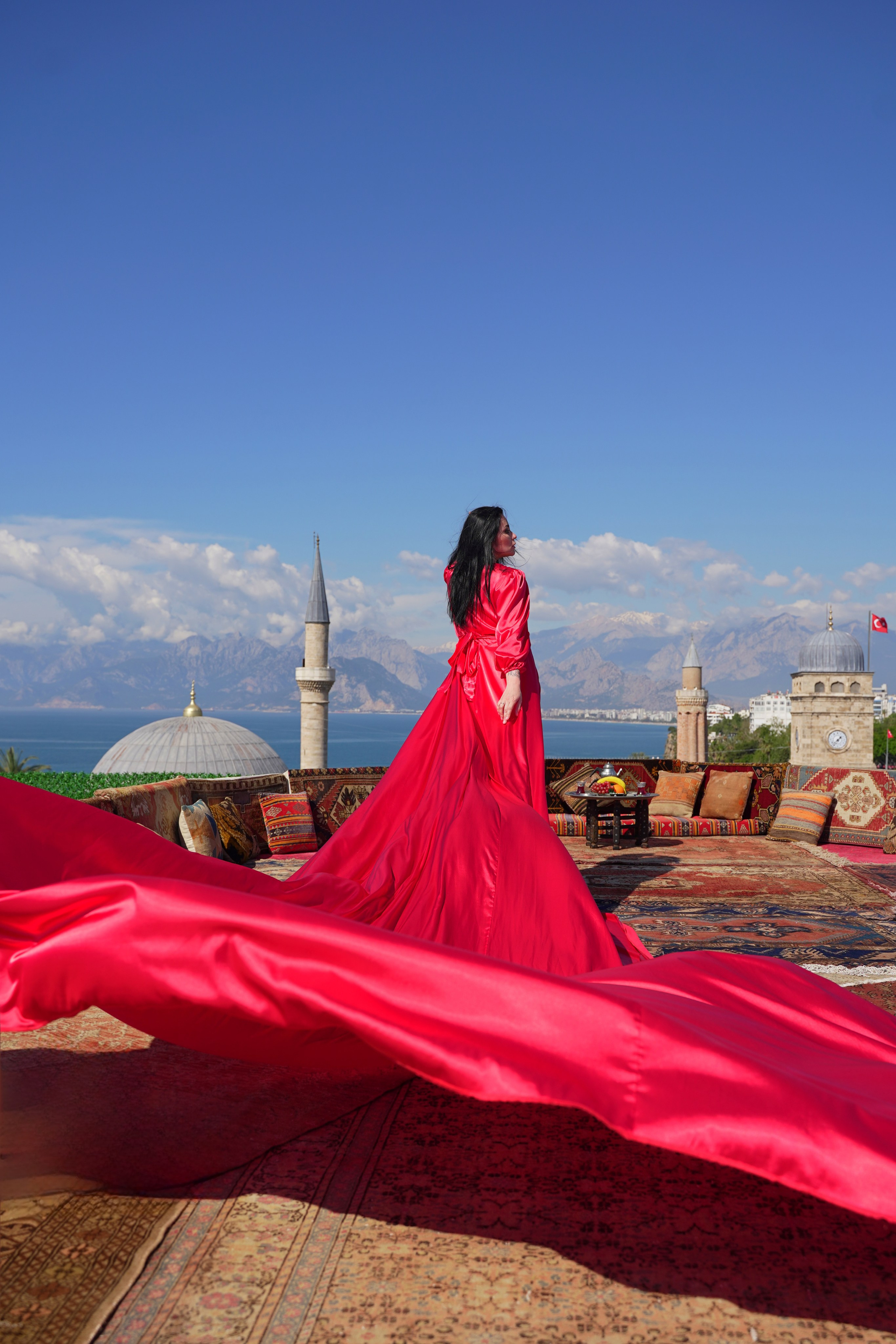 Фотосессия в летящих платьях на крыше