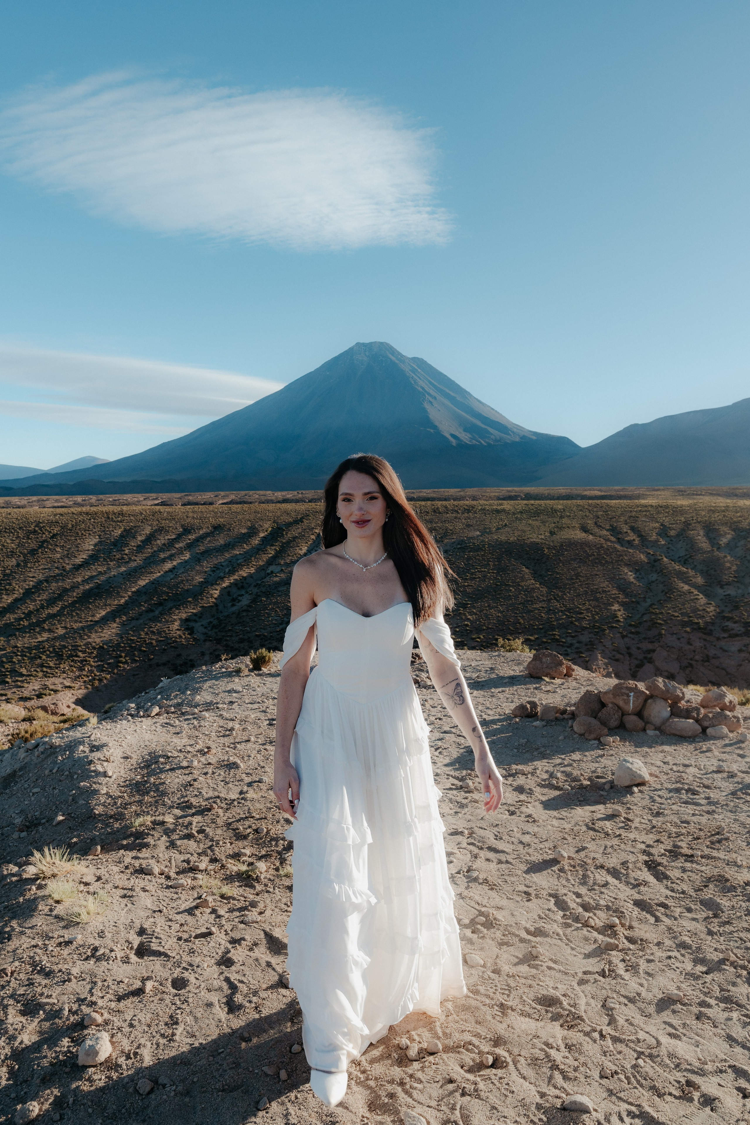 Pre-wedding no mirante do vulcão Licancabur. Photographer in San Pedro de Atacama