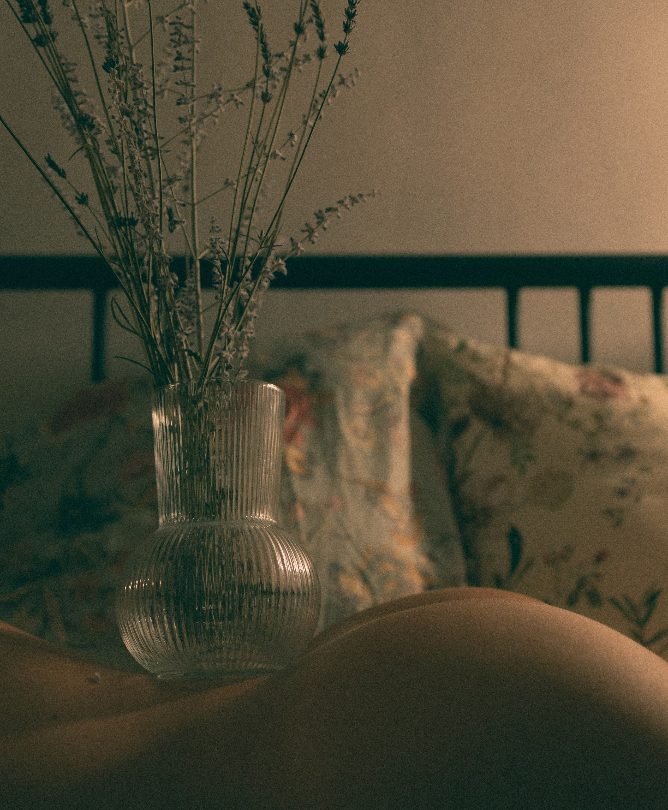 Photo nue dans un cadre mystérieux de style rétro. Histoires d’amour, séances photos de famille et de mariage en France