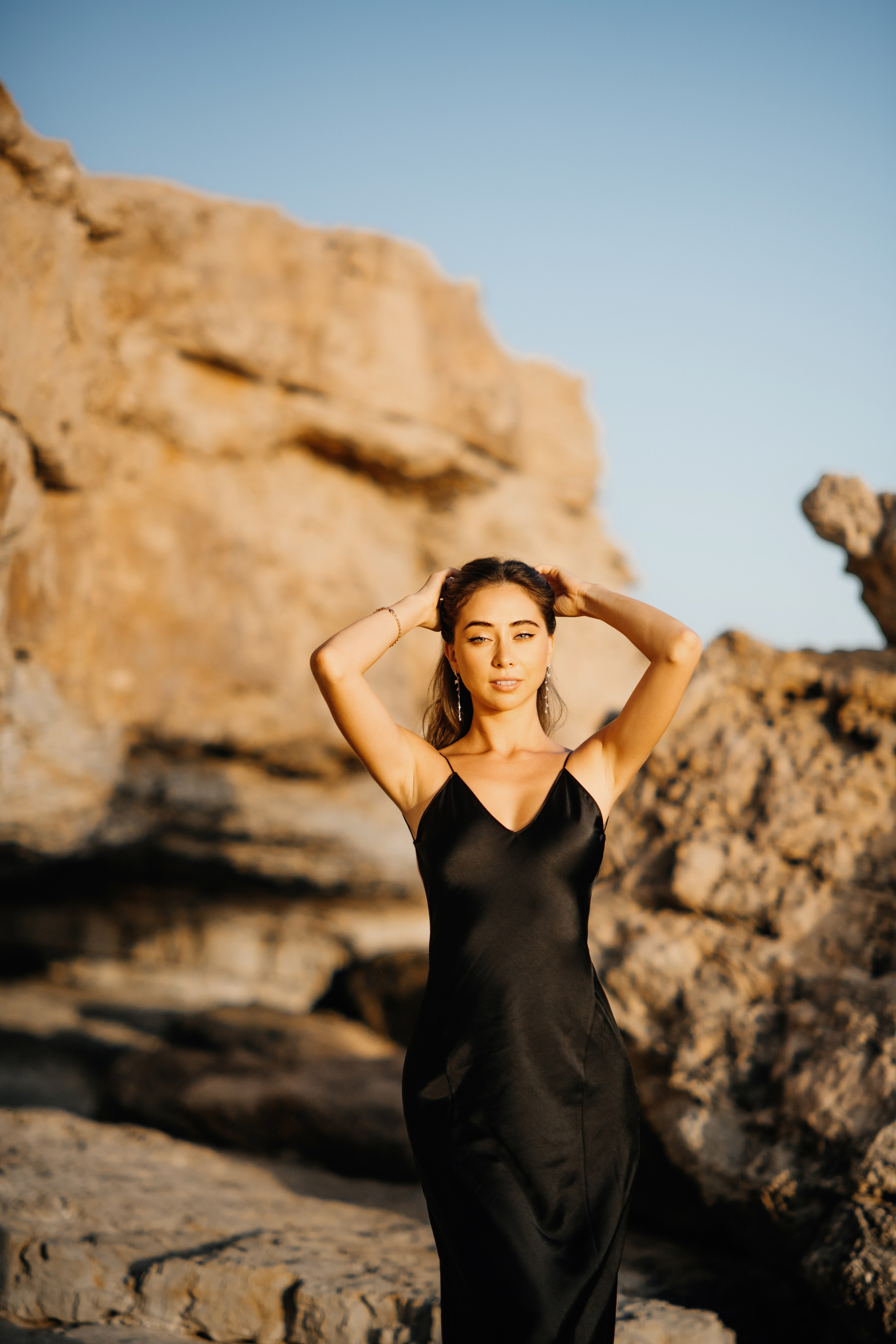 На скалах. Фотограф на Кипре