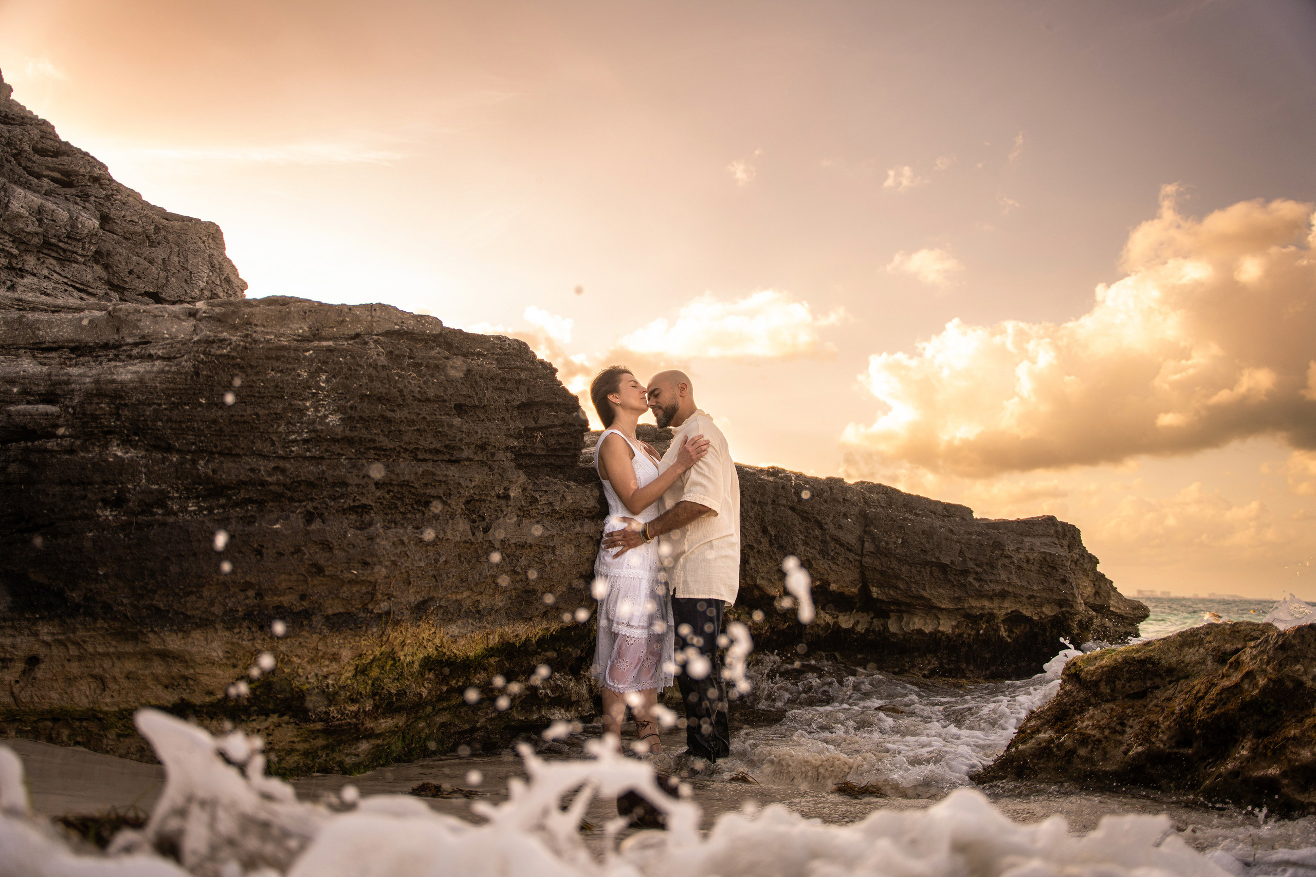 Mexico vacation couples photo session by the sea