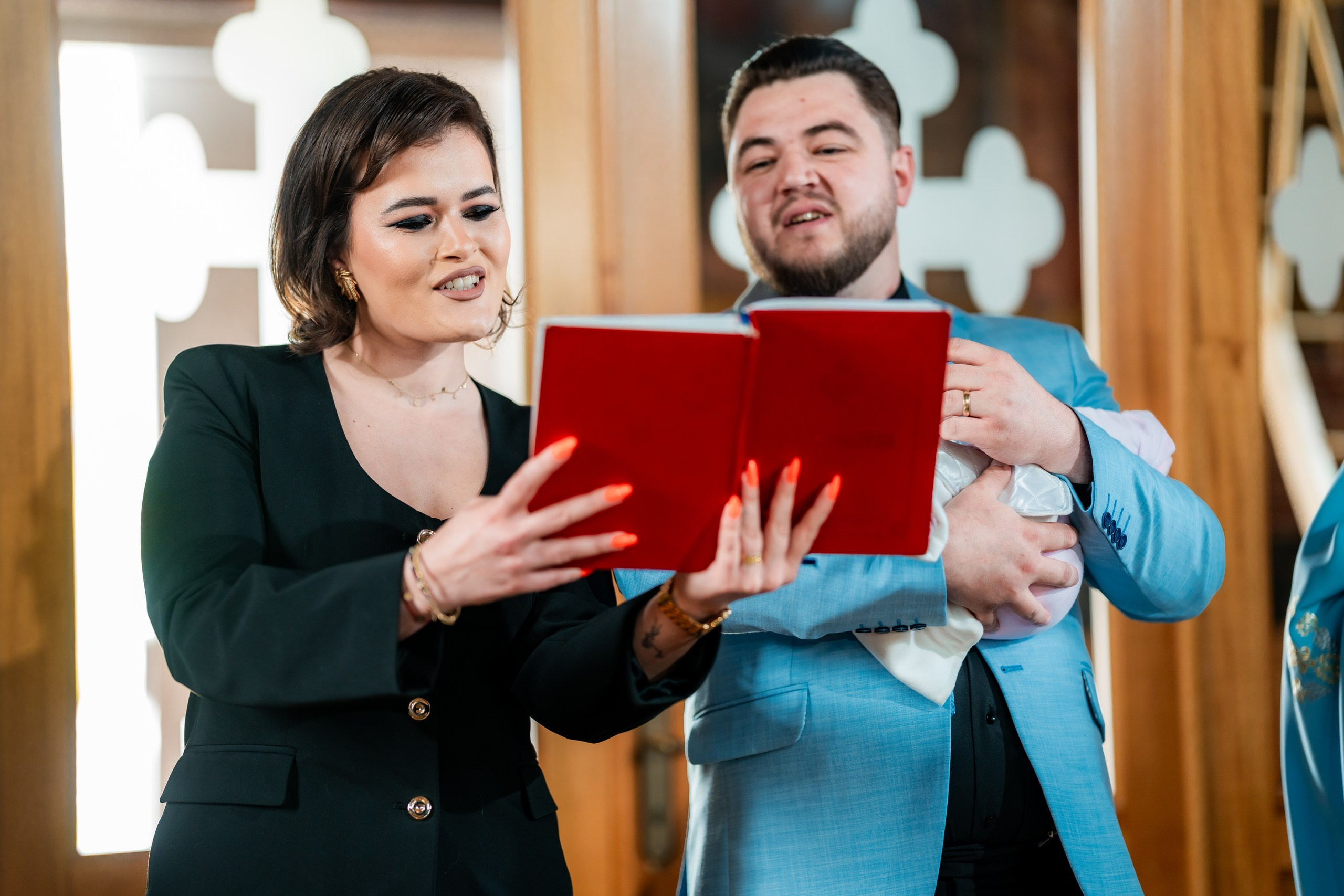 fotograf botez , fotografie botez Botoșani, fotograf Alin Chirilă, amintiri botez, fotografii botez, botez Miruna Parascheva, fotograf copii, fotografie botez în Botoșani-alt="botez , fotografie botez Alin Chirilă, amintiri botez, fotografii emoționante botez Botoșani"-- fotografii-botez-bebelus- amintiri-botez-micuț- moment-sfânt-crestinare- fotografie-emotionanta-botez- detalii-botez-bebelusi- parinti-fericiti-la-botez- fotograf-botez-profesionist- botez-in-biserica-ortodoxa- micuț-botezat-cu-emoție- zâmbete-și-lacrimi-la-botez- bebeluș-la-cristelniță- decor-botez-colorat- botez-cu-dragoste-și-credință- emotie-pura-la-botez- fotograf-botez-botosani- botez-iasi-suceava-fotograf- amintiri-nepretuite-botez-- Preotul ținându-l pe micuțul Mathias Gabriel la botez, în biserica Înălțarea Domnului, Copălău  - Detalii de la botezul lui Mathias – lumânare, trusou și icoană  - Familia lui Mathias Gabriel alături de micuț, în ziua botezului  - Portret emoționant cu mama și bebelușul în brațe, în biserică,fotograf profesionist evenimente Botoșani, Iași, Suceava, Fălticeni, Bacău, Pașcani, Roman - AlinoFotoStudio by Alin Chirilă - servicii foto nuntă, botez, cununie, ședințe foto creative, albume personalizate, fotografii emoționante și calitative pentru cele mai importante momente din viață,fotograf nuntă Botoșani Alin Chirilă,  ședință foto botez Iași - AlinoFotoStudio,  servicii fotograf profesionist evenimente Suceava,  fotograf cununie civilă Fălticeni - Alin Chirilă,  album foto nuntă personalizat Bacău.“Bebeluș botezat în biserică, ținut în brațe de nași”	•	“Detaliu cu lumânarea de botez decorată cu flori albe”	•	“Părinți emoționați alături de copilul lor la ceremonia de botez”	•	“Masa festivă de botez cu decor tematic și tort personalizat”	•	“Momentul în care preotul toarnă apă sfințită pe fruntea bebelușului”	“Bebeluș în rochie albă de botez, zâmbind în brațele mamei”	•	“Detaliu cu cruciulița de botez așezată pe o pernă de satin”	•	“Părinți și nași aprinzând lumânările în timpul ceremoniei de botez”	•	“Tort de botez decorat cu figurine tematice și numele copilului”	•	“Copil botezat dormind liniștit în pătuțul decorat festiv”	•	“Momentul în care preotul binecuvântează copilul în fața altarului”	•	“Invitați adunându-se în jurul mesei festive la petrecerea de botez”	•	“Bebeluș ținând în mână o jucărie personalizată primită la botez”	•	“Familie fericită pozând împreună după ceremonia de botez”	•	“Decor tematic cu baloane și flori la locația petrecerii de botez” fotograf Botoșani fotograf evenimente fotograf botez Alin Chirila fotograf alinofotostudio.fotograf botez Amelis Maria, fotografie botez Botoșani, fotograf Alin Chirilă, amintiri botez, fotografii botez, botez Amelis Maria, fotograf copii, fotografie botez în Botoșani,