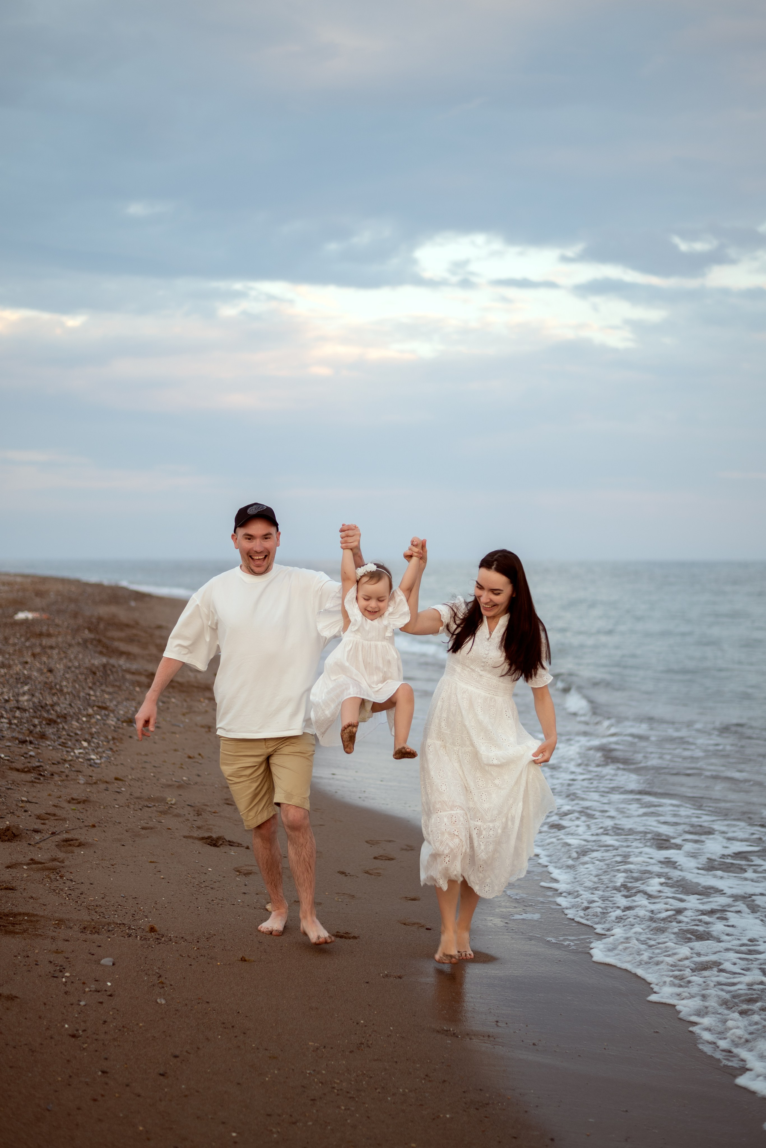 мама и папа с доской на морской фотосесии в Турции Белек