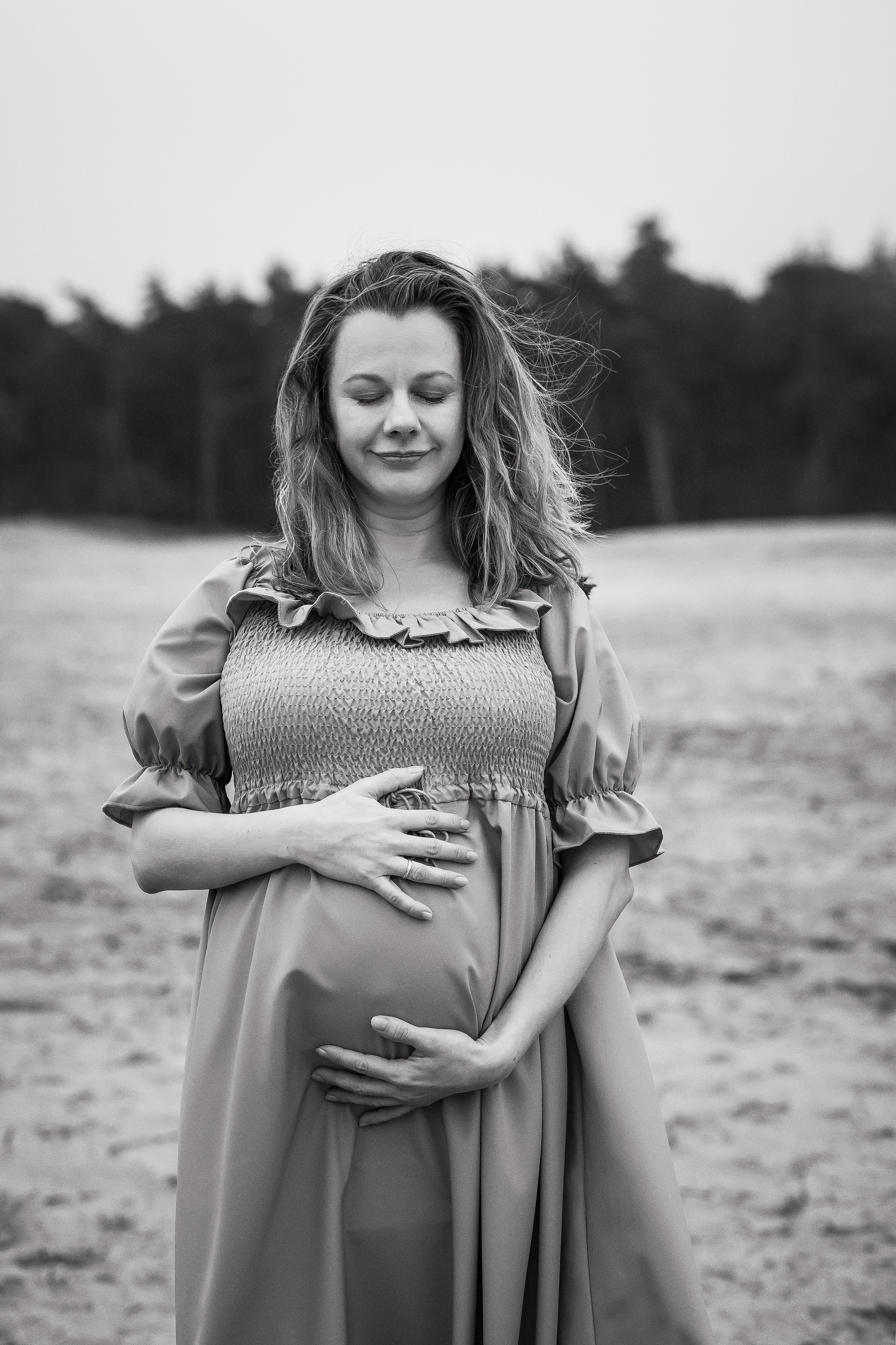 Zwangere vrouw houd haar buik vast