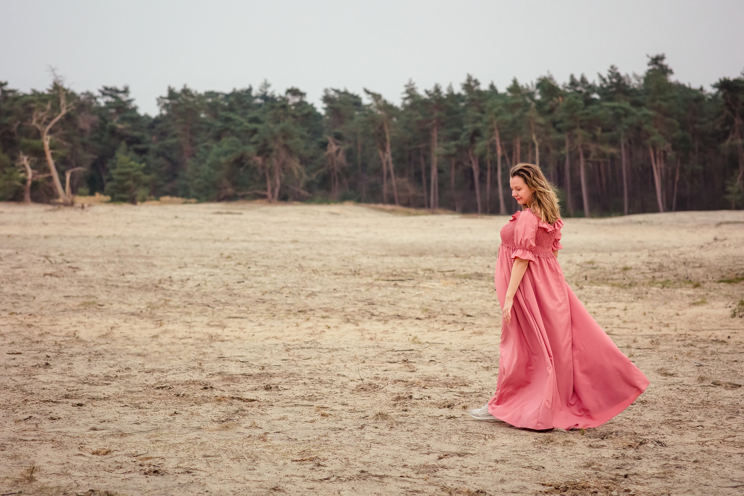 Zwangere vrouw lopend 