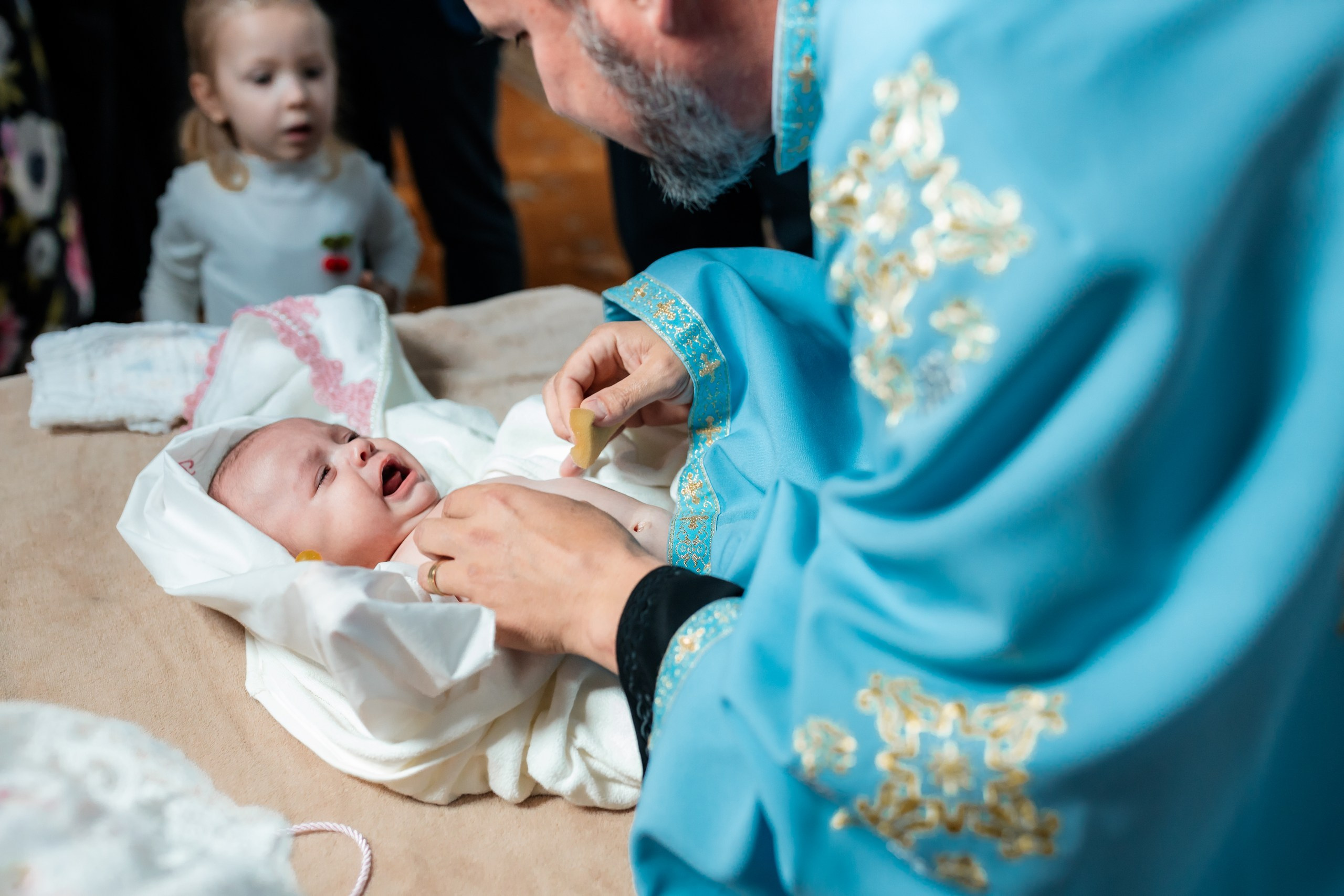 fotograf botez , fotografie botez Botoșani, fotograf Alin Chirilă, amintiri botez, fotografii botez, botez Miruna Parascheva, fotograf copii, fotografie botez în Botoșani-alt="botez , fotografie botez Alin Chirilă, amintiri botez, fotografii emoționante botez Botoșani"-- fotografii-botez-bebelus- amintiri-botez-micuț- moment-sfânt-crestinare- fotografie-emotionanta-botez- detalii-botez-bebelusi- parinti-fericiti-la-botez- fotograf-botez-profesionist- botez-in-biserica-ortodoxa- micuț-botezat-cu-emoție- zâmbete-și-lacrimi-la-botez- bebeluș-la-cristelniță- decor-botez-colorat- botez-cu-dragoste-și-credință- emotie-pura-la-botez- fotograf-botez-botosani- botez-iasi-suceava-fotograf- amintiri-nepretuite-botez-- Preotul ținându-l pe micuțul Mathias Gabriel la botez, în biserica Înălțarea Domnului, Copălău  - Detalii de la botezul lui Mathias – lumânare, trusou și icoană  - Familia lui Mathias Gabriel alături de micuț, în ziua botezului  - Portret emoționant cu mama și bebelușul în brațe, în biserică,fotograf profesionist evenimente Botoșani, Iași, Suceava, Fălticeni, Bacău, Pașcani, Roman - AlinoFotoStudio by Alin Chirilă - servicii foto nuntă, botez, cununie, ședințe foto creative, albume personalizate, fotografii emoționante și calitative pentru cele mai importante momente din viață,fotograf nuntă Botoșani Alin Chirilă,  ședință foto botez Iași - AlinoFotoStudio,  servicii fotograf profesionist evenimente Suceava,  fotograf cununie civilă Fălticeni - Alin Chirilă,  album foto nuntă personalizat Bacău.“Bebeluș botezat în biserică, ținut în brațe de nași”	•	“Detaliu cu lumânarea de botez decorată cu flori albe”	•	“Părinți emoționați alături de copilul lor la ceremonia de botez”	•	“Masa festivă de botez cu decor tematic și tort personalizat”	•	“Momentul în care preotul toarnă apă sfințită pe fruntea bebelușului”	“Bebeluș în rochie albă de botez, zâmbind în brațele mamei”	•	“Detaliu cu cruciulița de botez așezată pe o pernă de satin”	•	“Părinți și nași aprinzând lumânările în timpul ceremoniei de botez”	•	“Tort de botez decorat cu figurine tematice și numele copilului”	•	“Copil botezat dormind liniștit în pătuțul decorat festiv”	•	“Momentul în care preotul binecuvântează copilul în fața altarului”	•	“Invitați adunându-se în jurul mesei festive la petrecerea de botez”	•	“Bebeluș ținând în mână o jucărie personalizată primită la botez”	•	“Familie fericită pozând împreună după ceremonia de botez”	•	“Decor tematic cu baloane și flori la locația petrecerii de botez” fotograf Botoșani fotograf evenimente fotograf botez Alin Chirila fotograf alinofotostudio.fotograf botez Amelis Maria, fotografie botez Botoșani, fotograf Alin Chirilă, amintiri botez, fotografii botez, botez Amelis Maria, fotograf copii, fotografie botez în Botoșani,