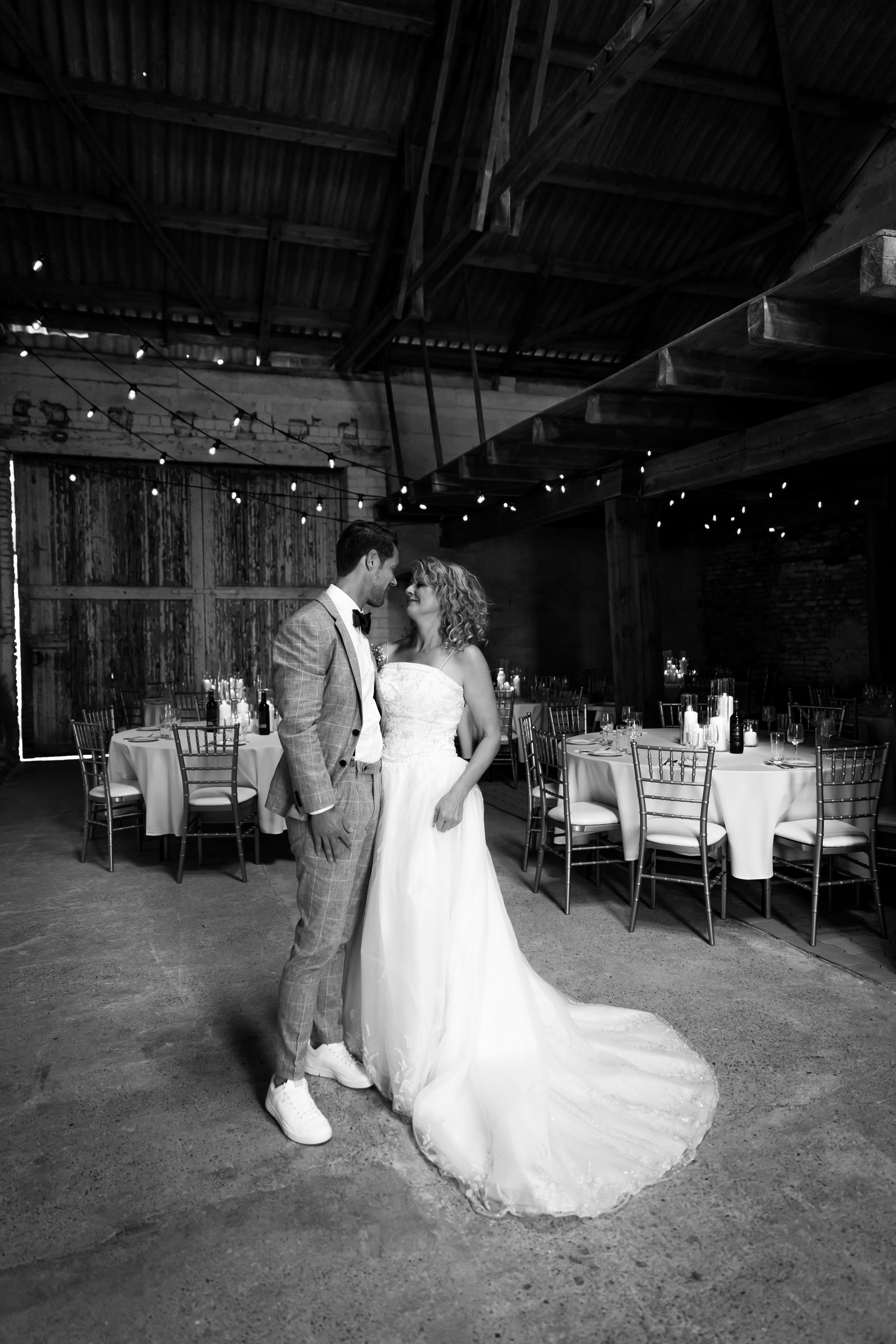 Wedding videographer Frankfurt – couple dancing in the city center