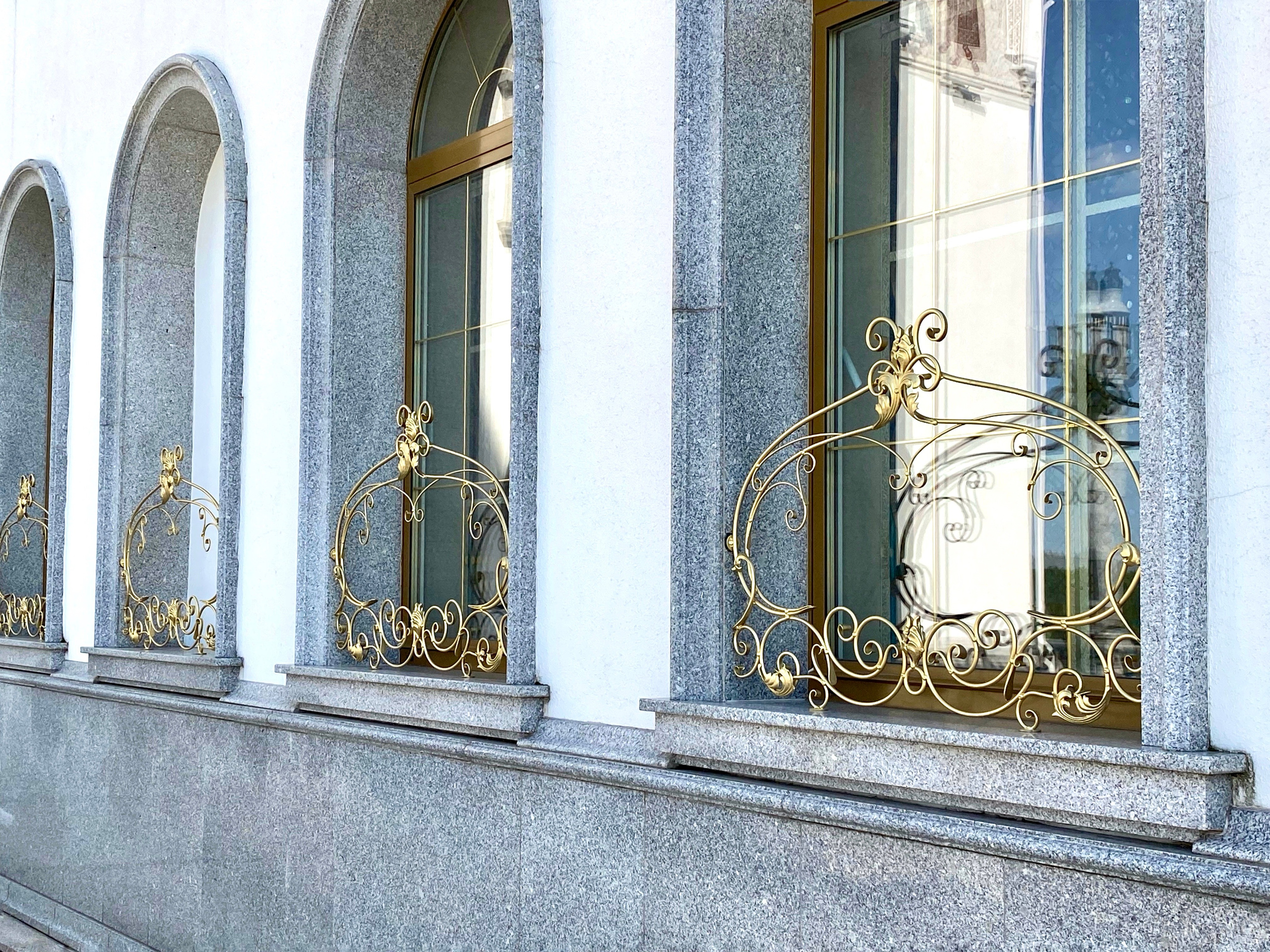 Цветочницы Храма-памятника в честь Всех Святых и в память о жертвах, спасению Отечества нашего послуживших в городе Минске Минской Епархии Белорусской Православной Церкви. 2018 - 2020 г. Сталь, лазерная резка, художественная ковка, сварка.