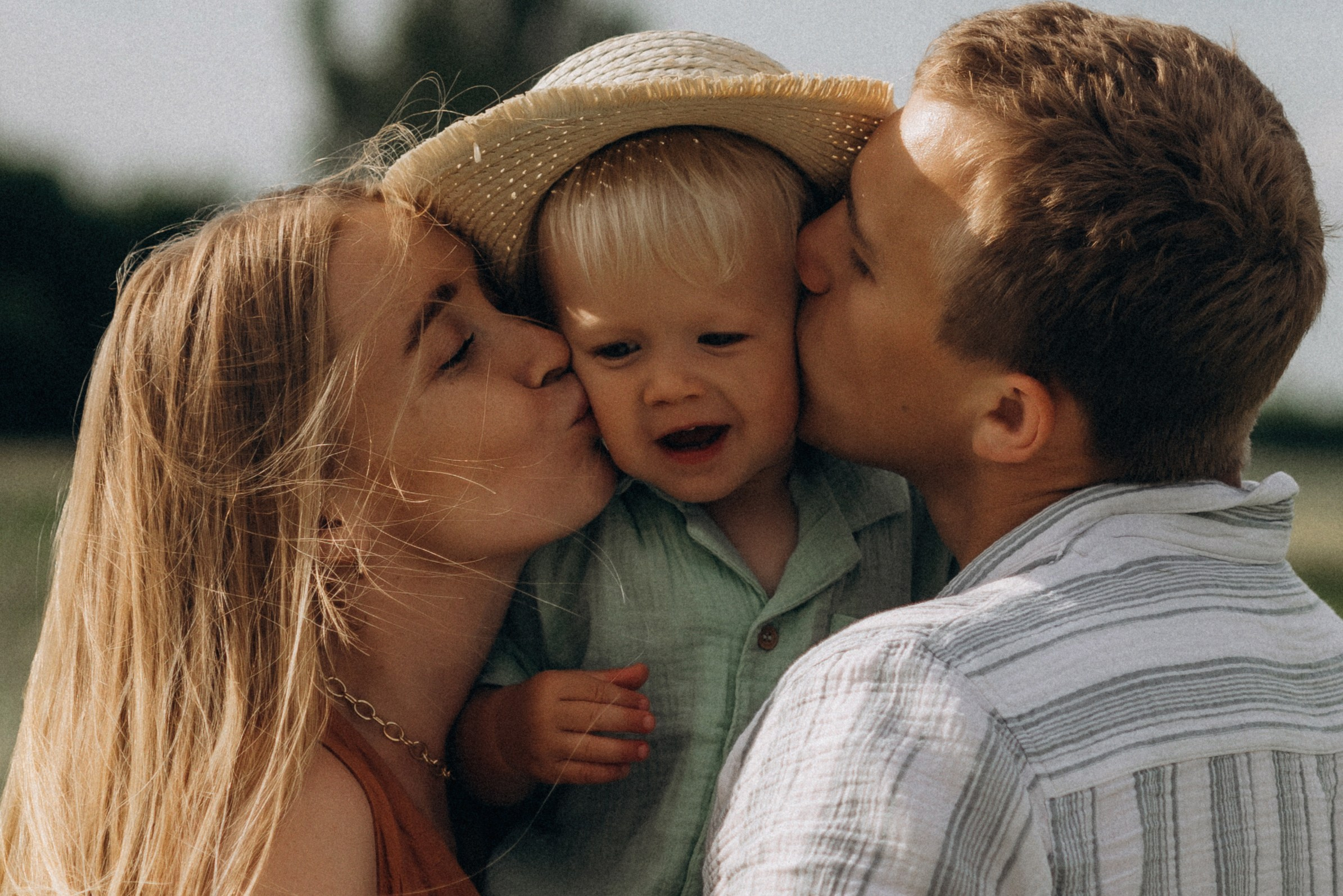 Семейная фотосессия в клубнике. Семейный фотограф Лейпциг, Германия
