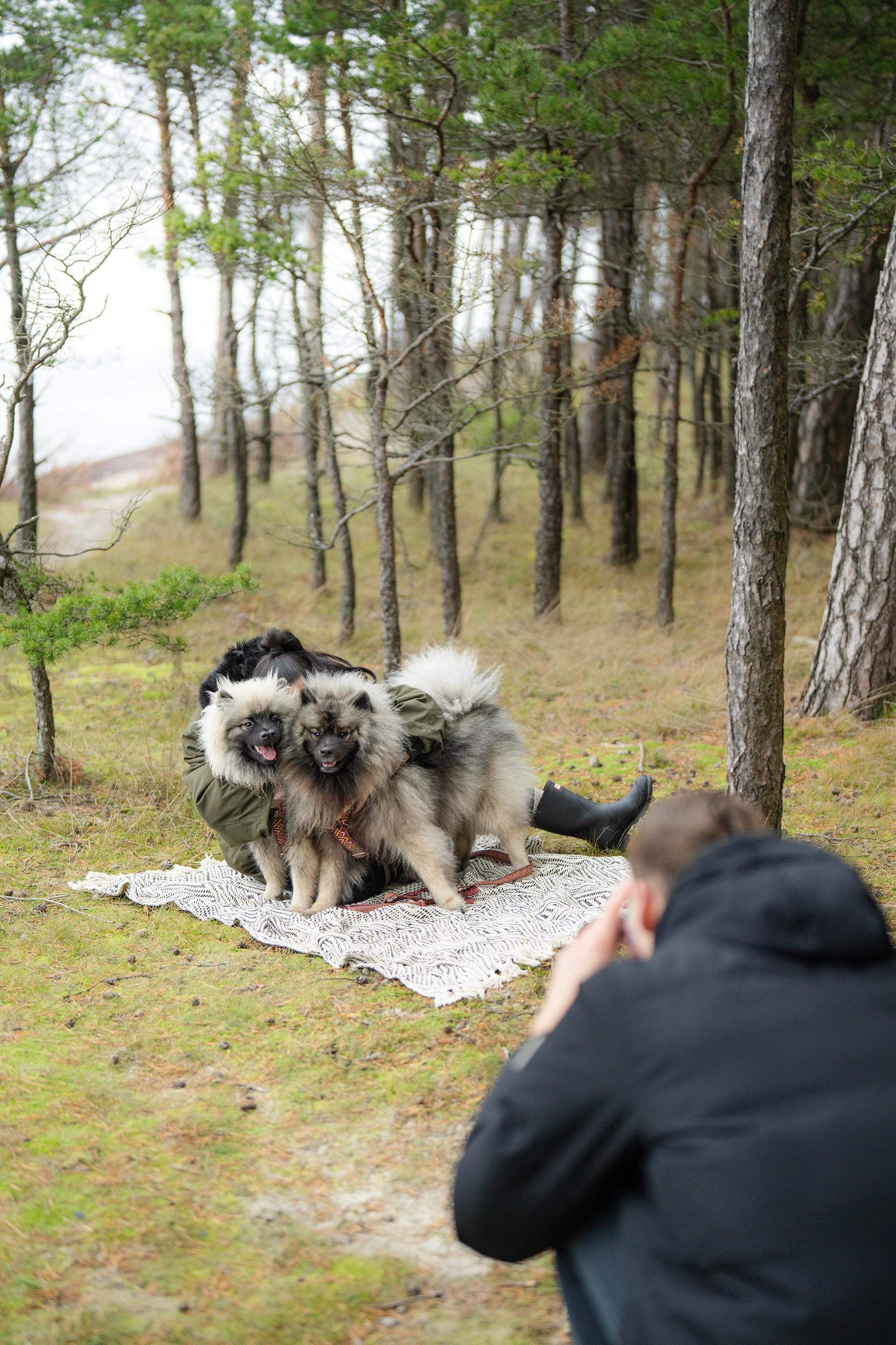 Rūta, Mindaugas ir jų šunytės rudeniniame pajūryje. Vita Klimaševska ○ Fluffy Soulmate Photography