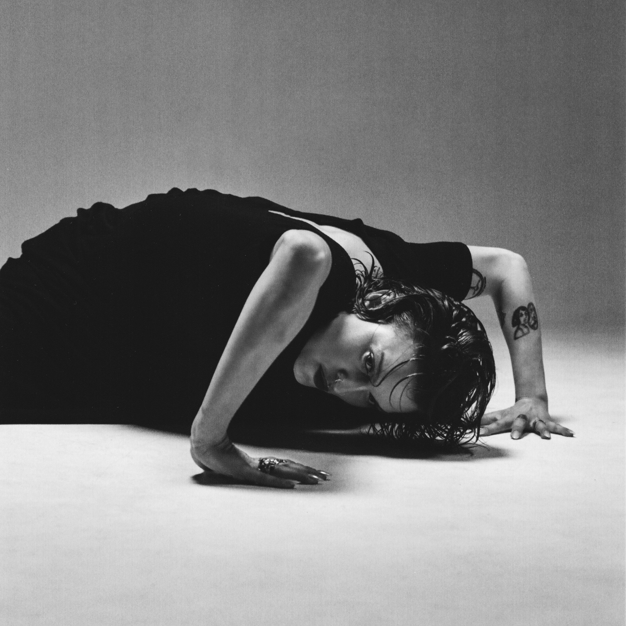 Molly Mogul prepara su álbum debut: electrónica minimalista y performance al límite del arte | FOTKAI