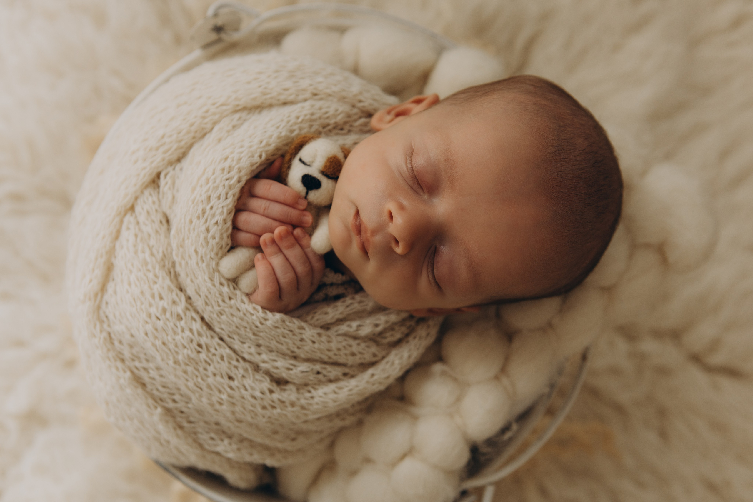 detalhe delicado de bebê recém-nascido em ensaio newborn em Sorocaba